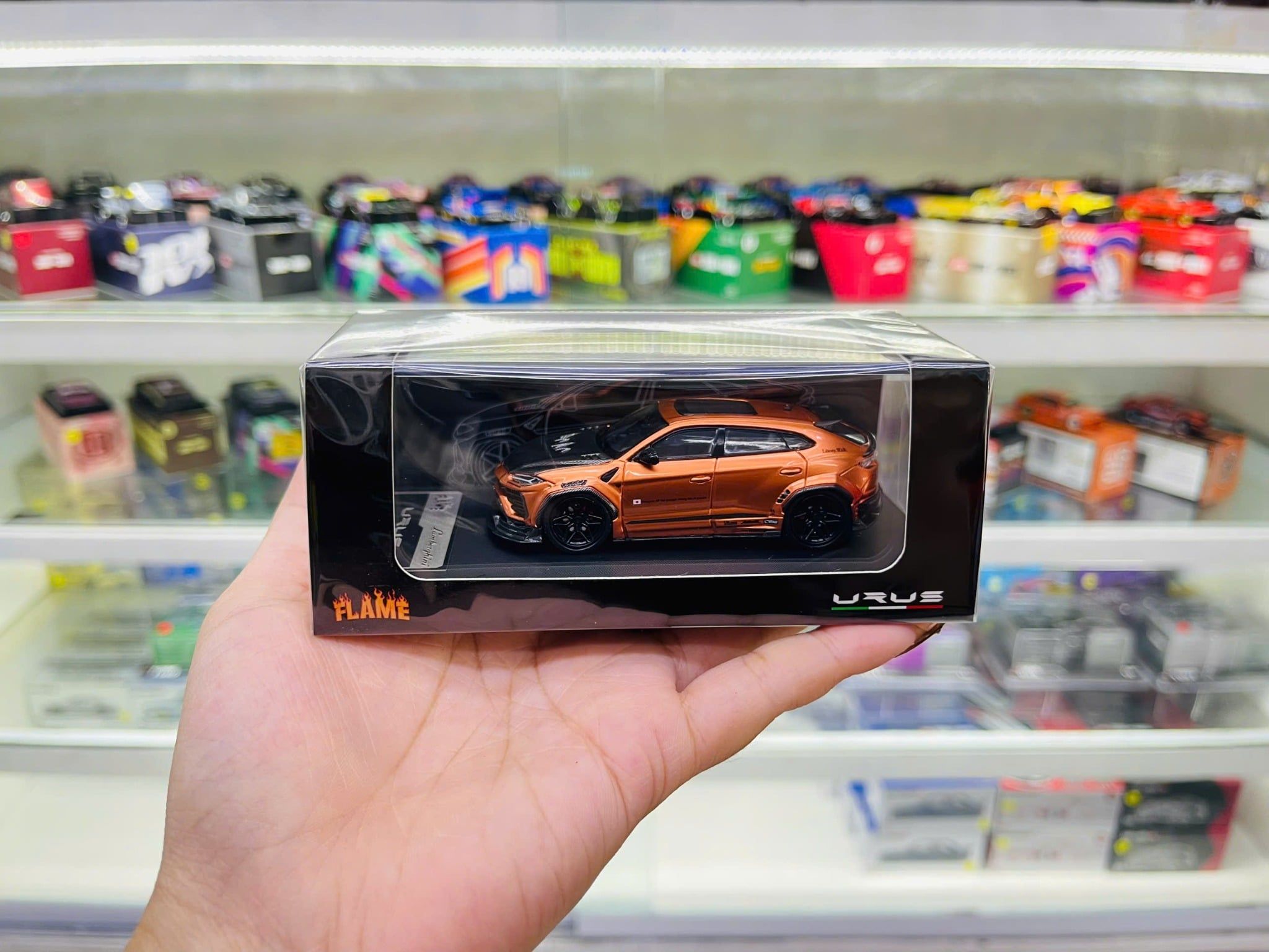  Mô hình xe Lamborghini Urus Diecast Model tỉ lệ 1:64 Flame Model OT64730 
