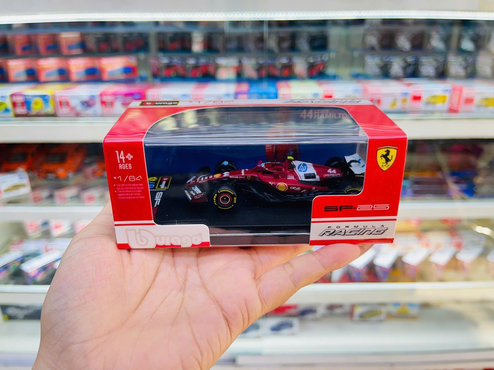  Mô hình xe đua F1 Formula 1 Scuderia Ferrari 2025 SF25 hộp mica tỉ lệ 1:64 Bburago OT64805 