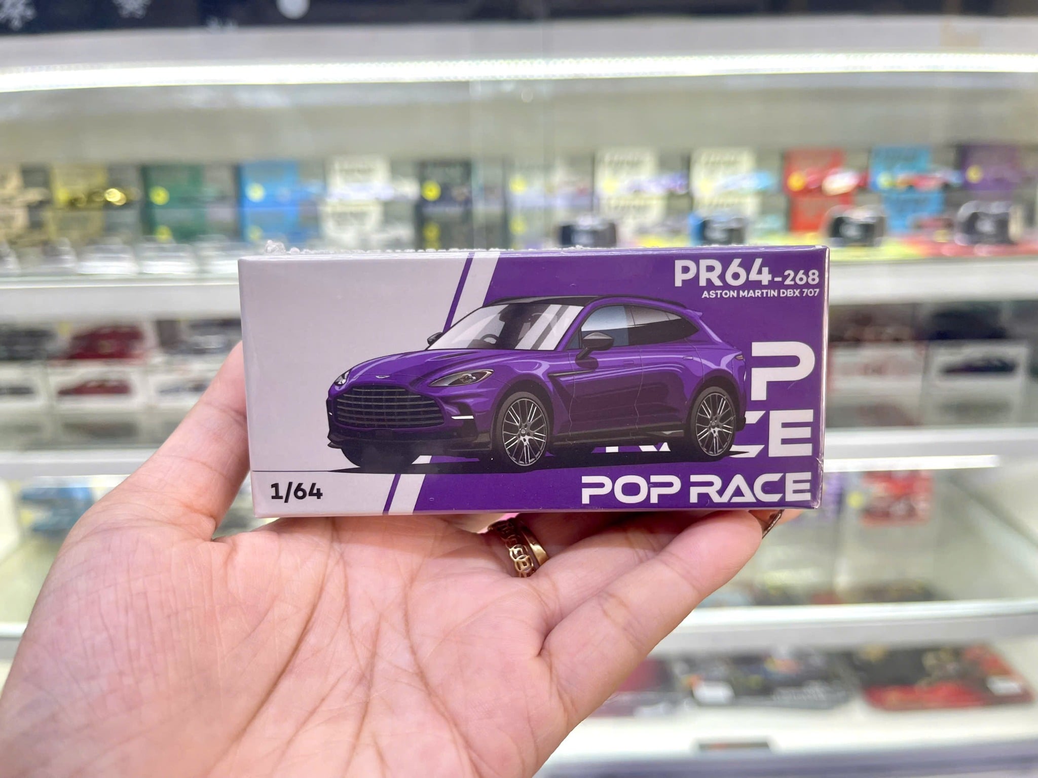  Mô hình xe Aston martin DBX 707 - purple storm tỉ lệ 1:64 Poprace PR640268 