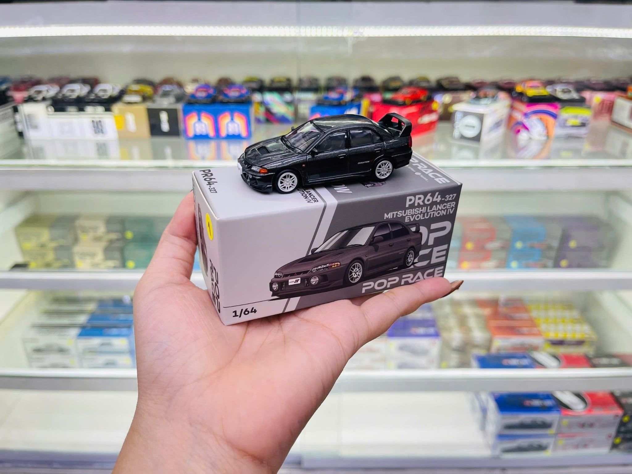  [Hàng Loose] Mô hình xe Mitsubishi Lancer Evolution Iv Dark Grey tỉ lệ 1:64 PopRace PR640327 