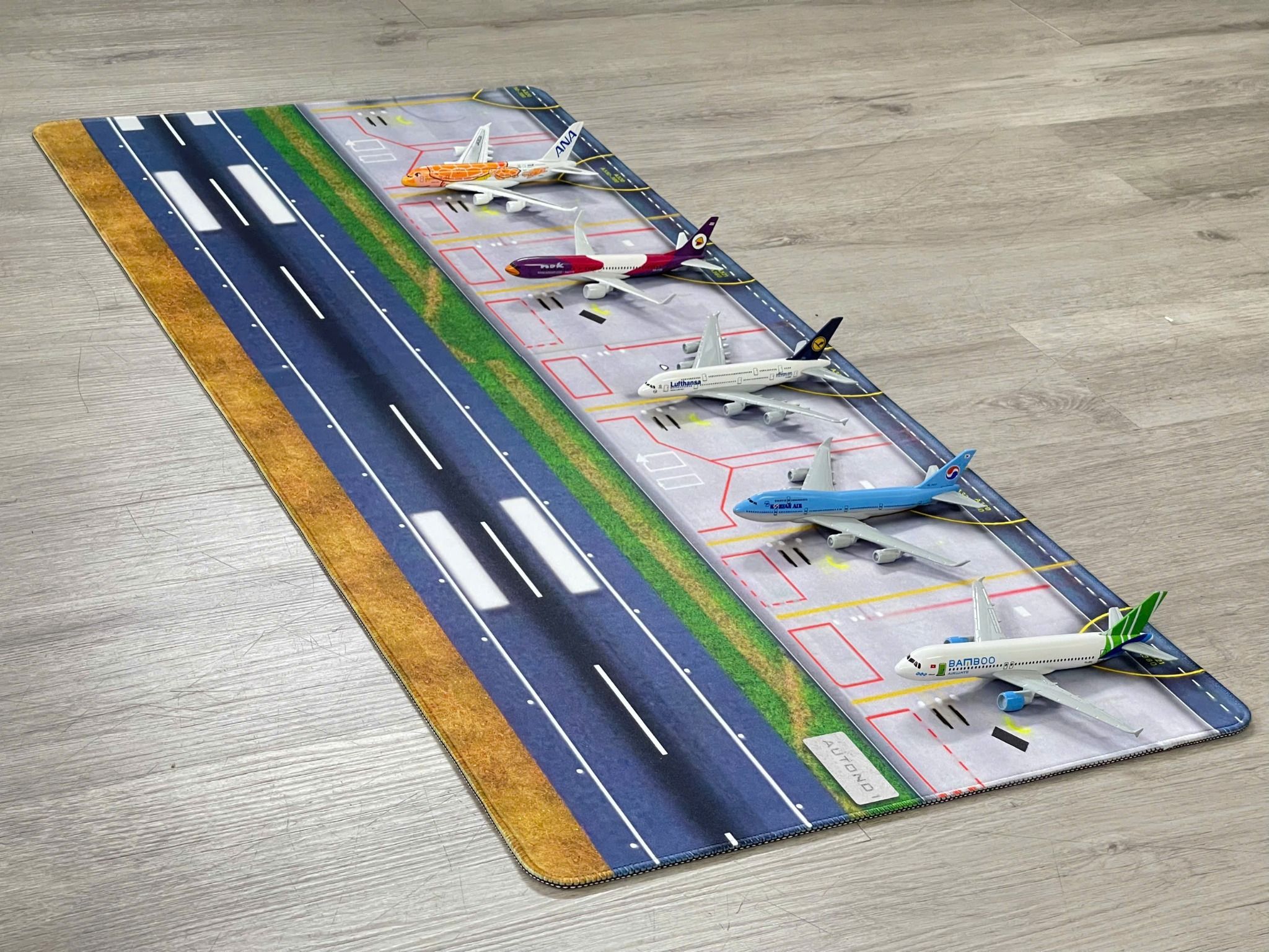  Phụ kiện thảm sa bàn chống trượt mô phỏng bãi đáp, sân bay kích thước 90x40cm 3mm cho mô hình máy bay Autono1 PT001 