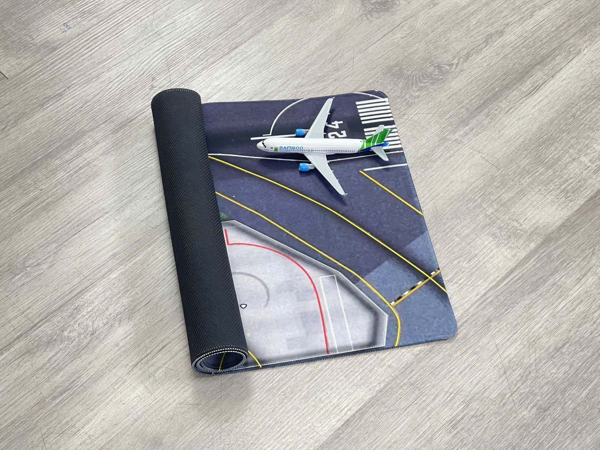  Phụ kiện thảm sa bàn chống trượt mô phỏng bãi đáp, sân bay kích thước 90x40cm 3mm cho mô hình máy bay Autono1 PT001 