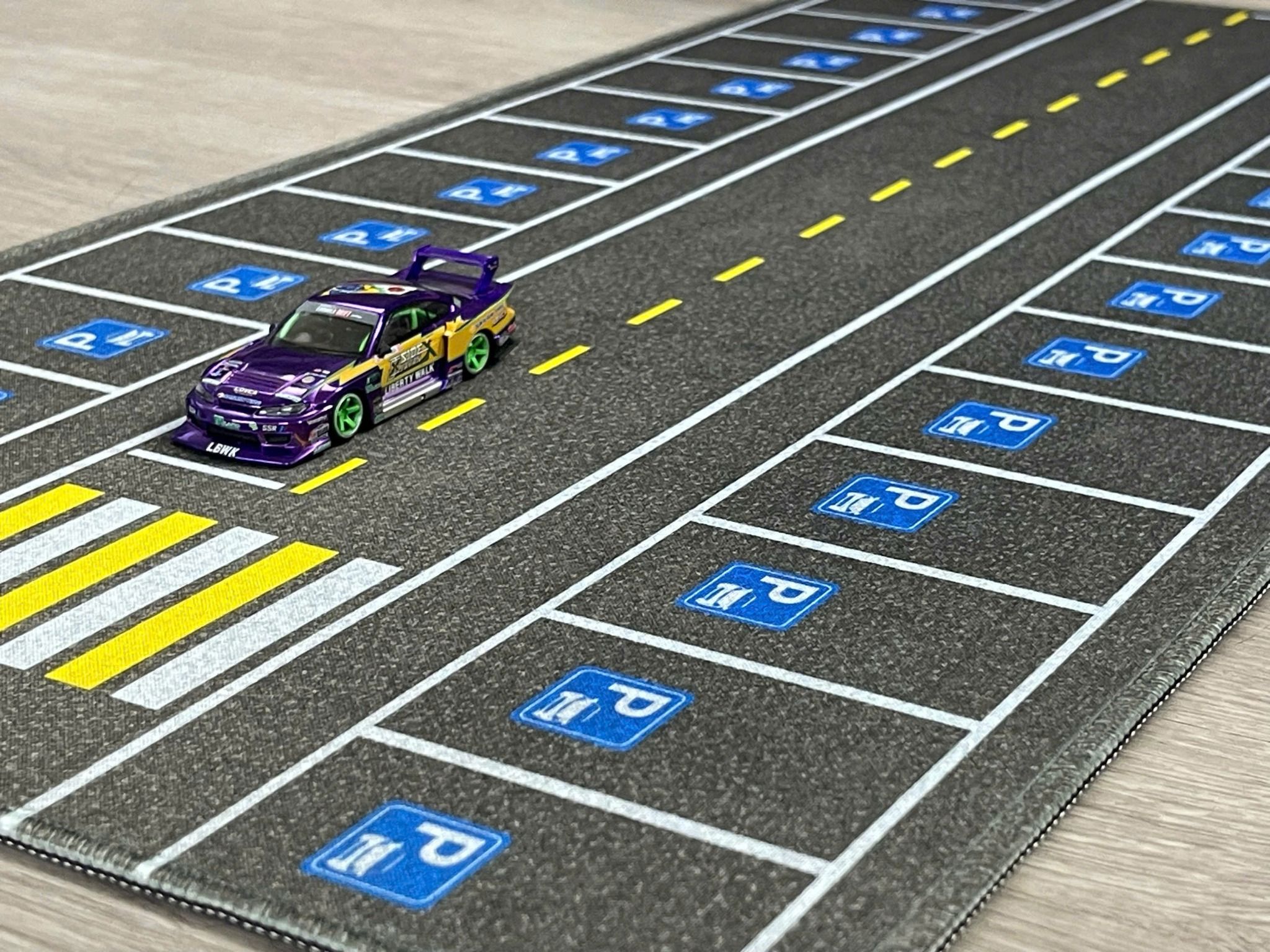  Phụ kiện thảm sa bàn chống trượt mô phỏng diorama bãi đỗ xe/ Parking lot - đường xe chạy 60x30cm tỉ lệ 1:64 Autono1 PT009 