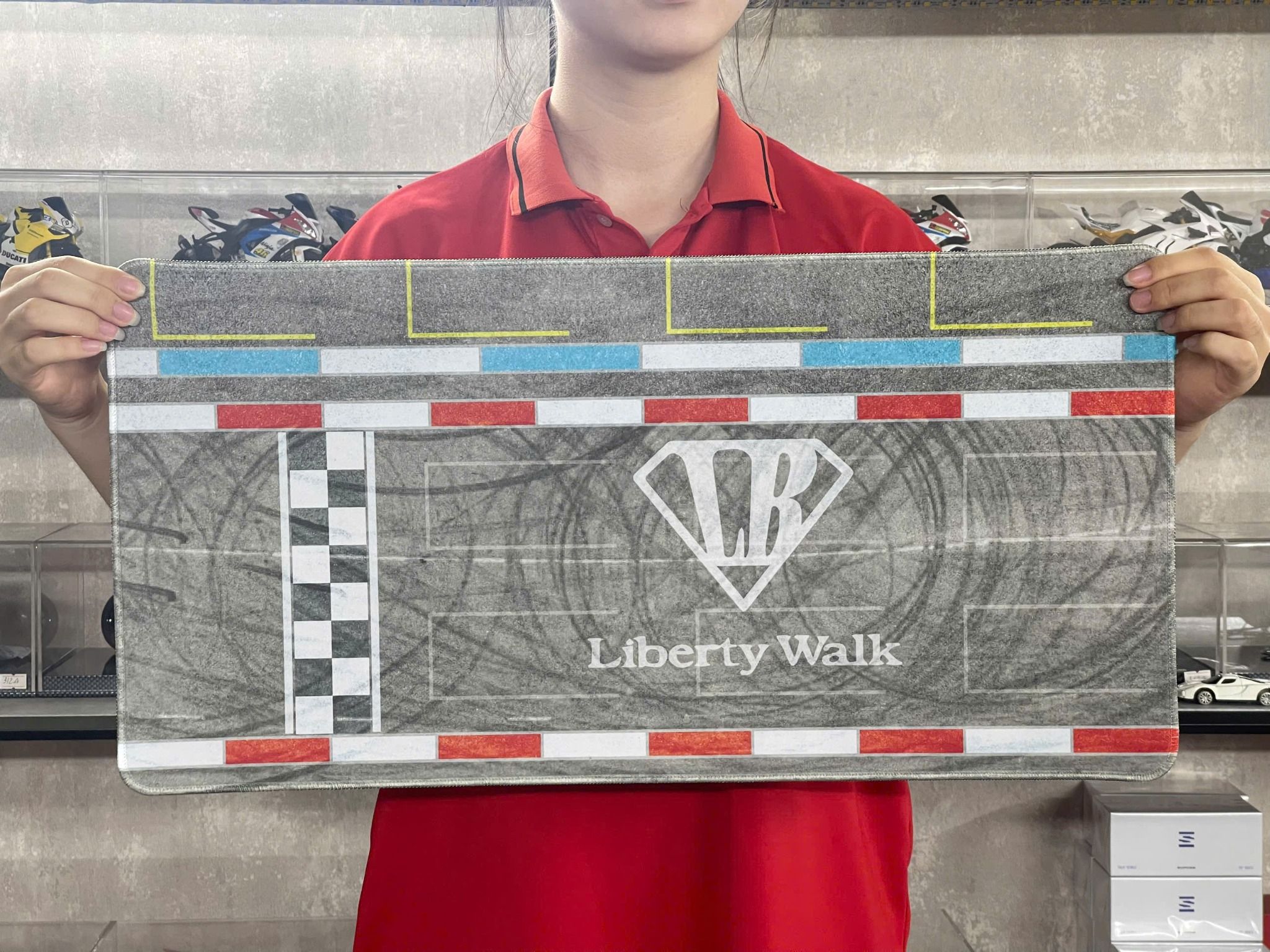  Phụ kiện thảm sa bàn chống trượt mô phỏng diorama bãi đỗ trường đua Lb Works liberty works 60x30cm tỉ lệ 1:64 Autono1 PT010 