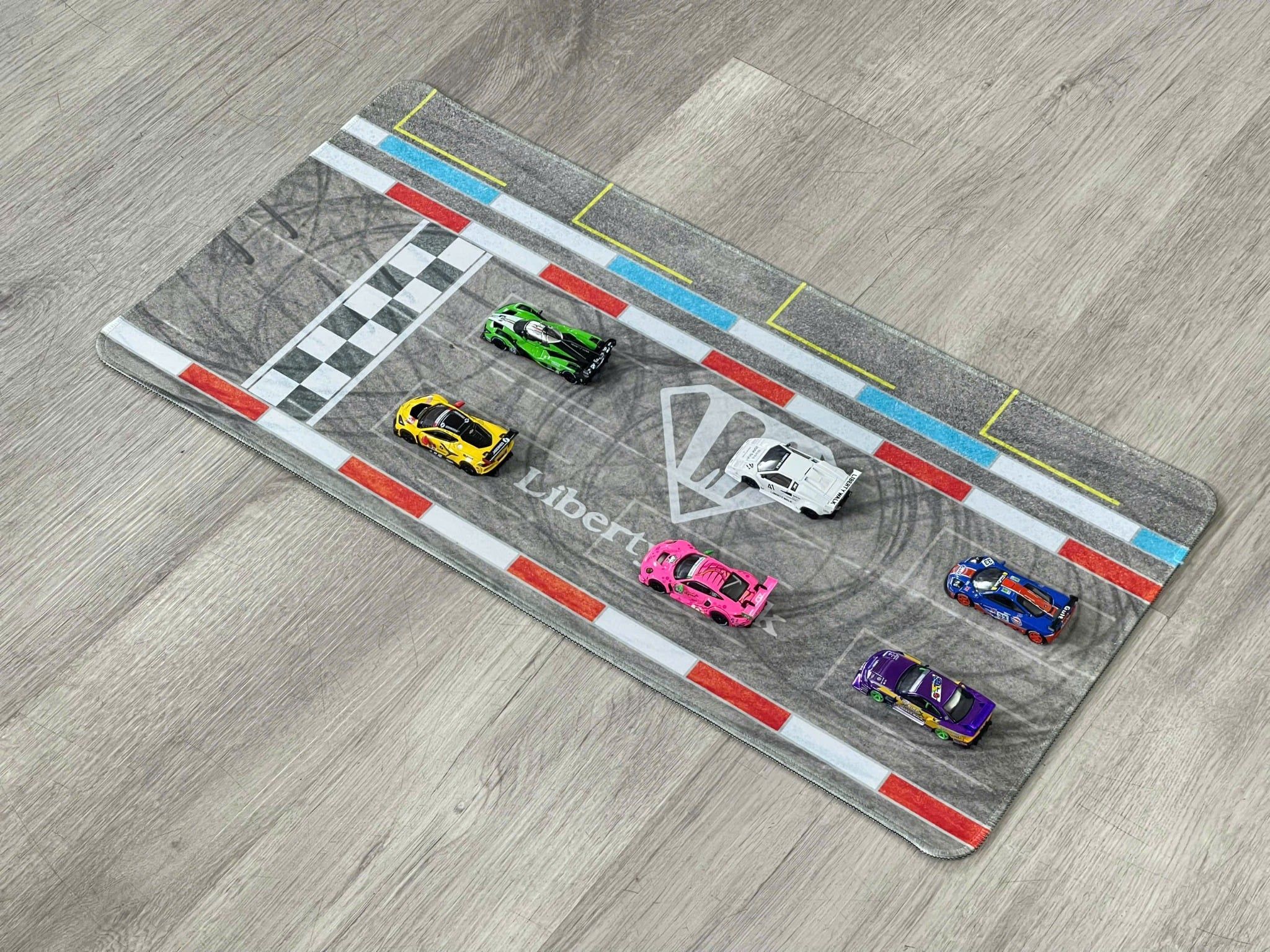  Phụ kiện thảm sa bàn chống trượt mô phỏng diorama bãi đỗ trường đua Lb Works liberty works 60x30cm tỉ lệ 1:64 Autono1 PT010 