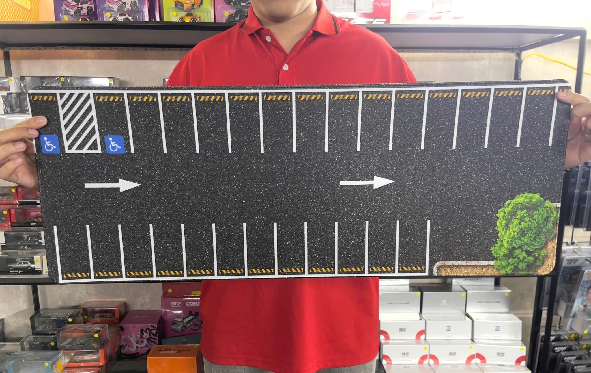  Phụ kiện thảm sa bàn chống trượt mô phỏng diorama bãi đỗ xe/ Parking lot có cây kích thước 80x30cm cho mô hình xe 1:64 Autono1 PT015 