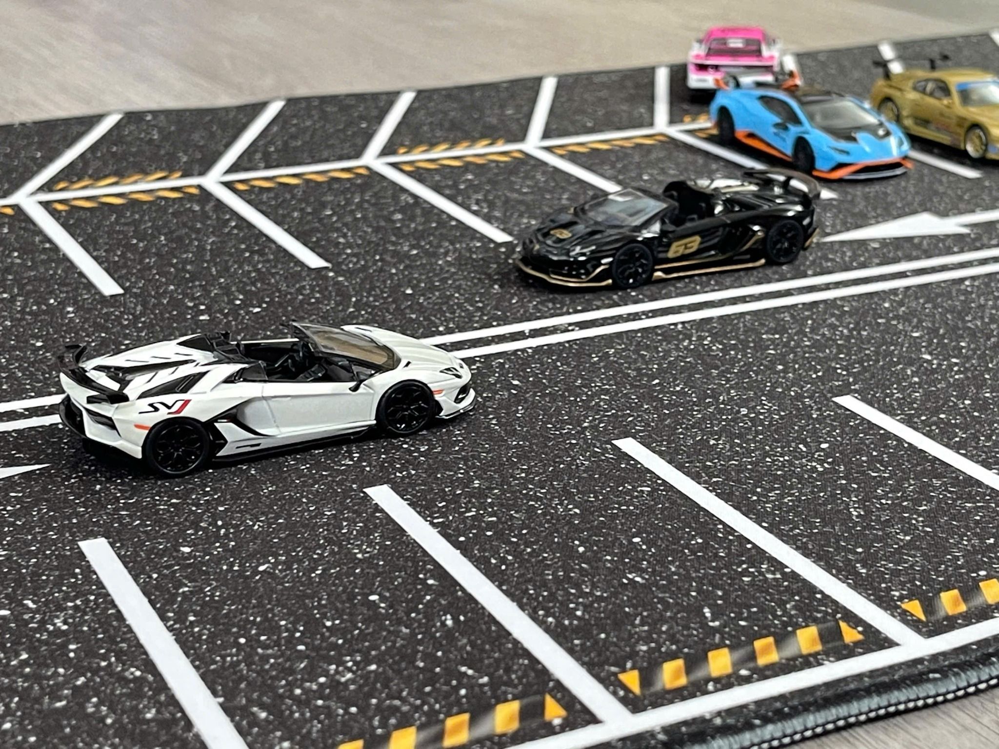 Phụ kiện thảm sa bàn chống trượt mô phỏng diorama bãi đỗ xe/ Parking lot có cây kích thước 90x40cm cho mô hình xe 1:64 Autono1 PT015 