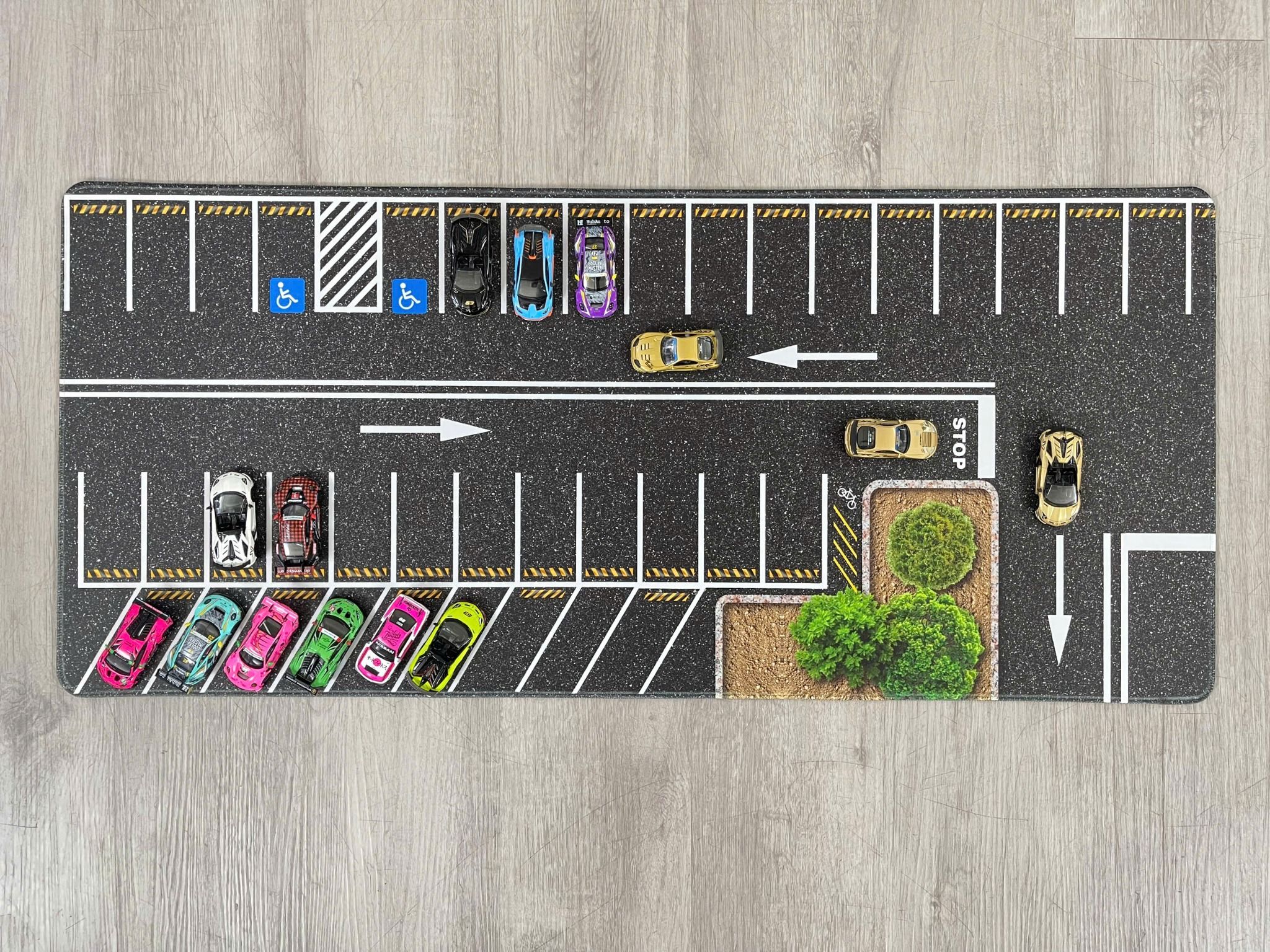  Phụ kiện thảm sa bàn chống trượt mô phỏng diorama bãi đỗ xe/ Parking lot có cây kích thước 90x40cm cho mô hình xe 1:64 Autono1 PT015 