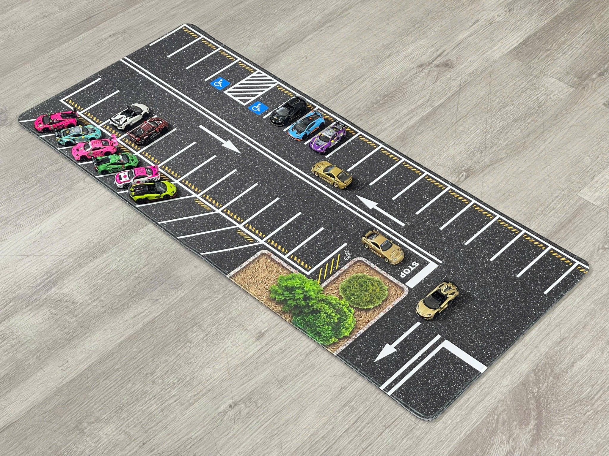  Phụ kiện thảm sa bàn chống trượt mô phỏng diorama bãi đỗ xe/ Parking lot có cây kích thước 90x40cm cho mô hình xe 1:64 Autono1 PT015 