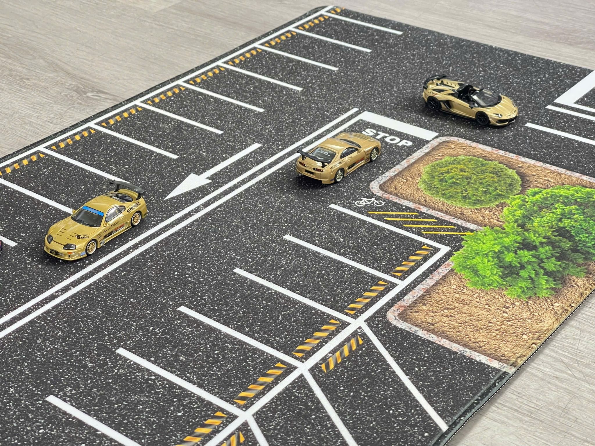  Phụ kiện thảm sa bàn chống trượt mô phỏng diorama bãi đỗ xe/ Parking lot có cây kích thước 90x40cm cho mô hình xe 1:64 Autono1 PT015 