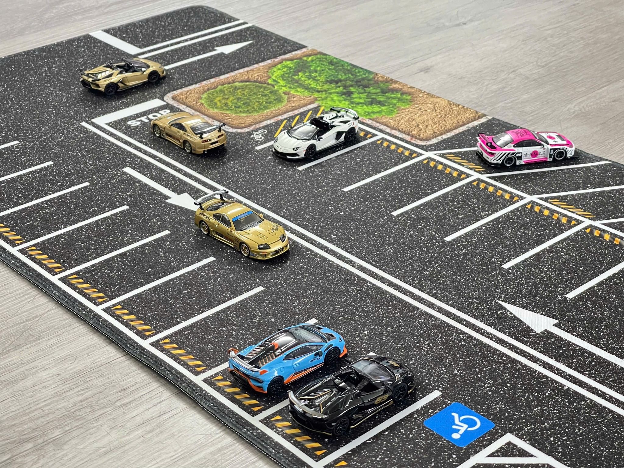  Phụ kiện thảm sa bàn chống trượt mô phỏng diorama bãi đỗ xe/ Parking lot có cây kích thước 90x40cm cho mô hình xe 1:64 Autono1 PT015 