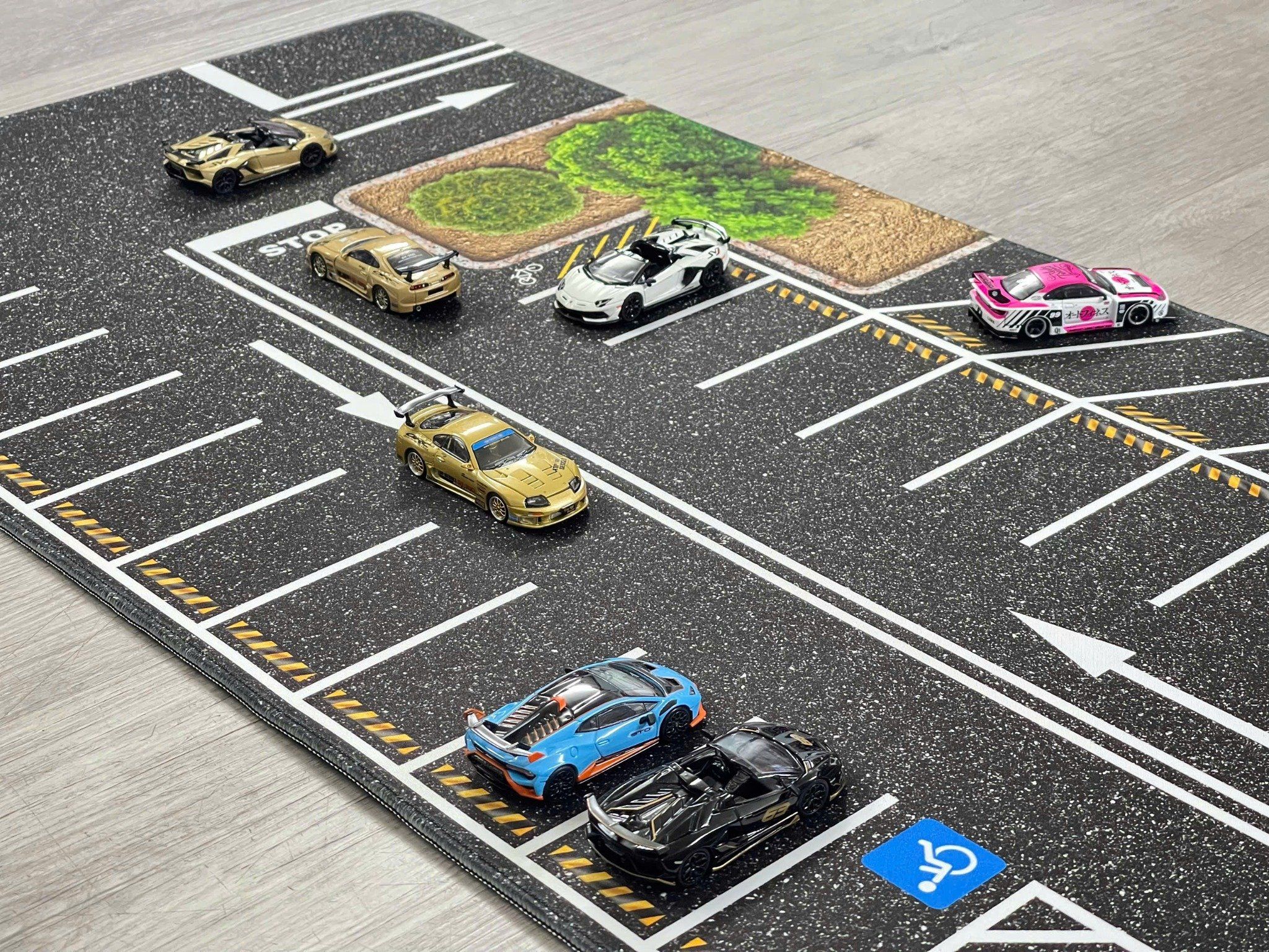  Phụ kiện thảm sa bàn chống trượt mô phỏng diorama bãi đỗ xe/ Parking lot có cây kích thước 60x30cm tỉ lệ 1:64 Autono1 PT015 
