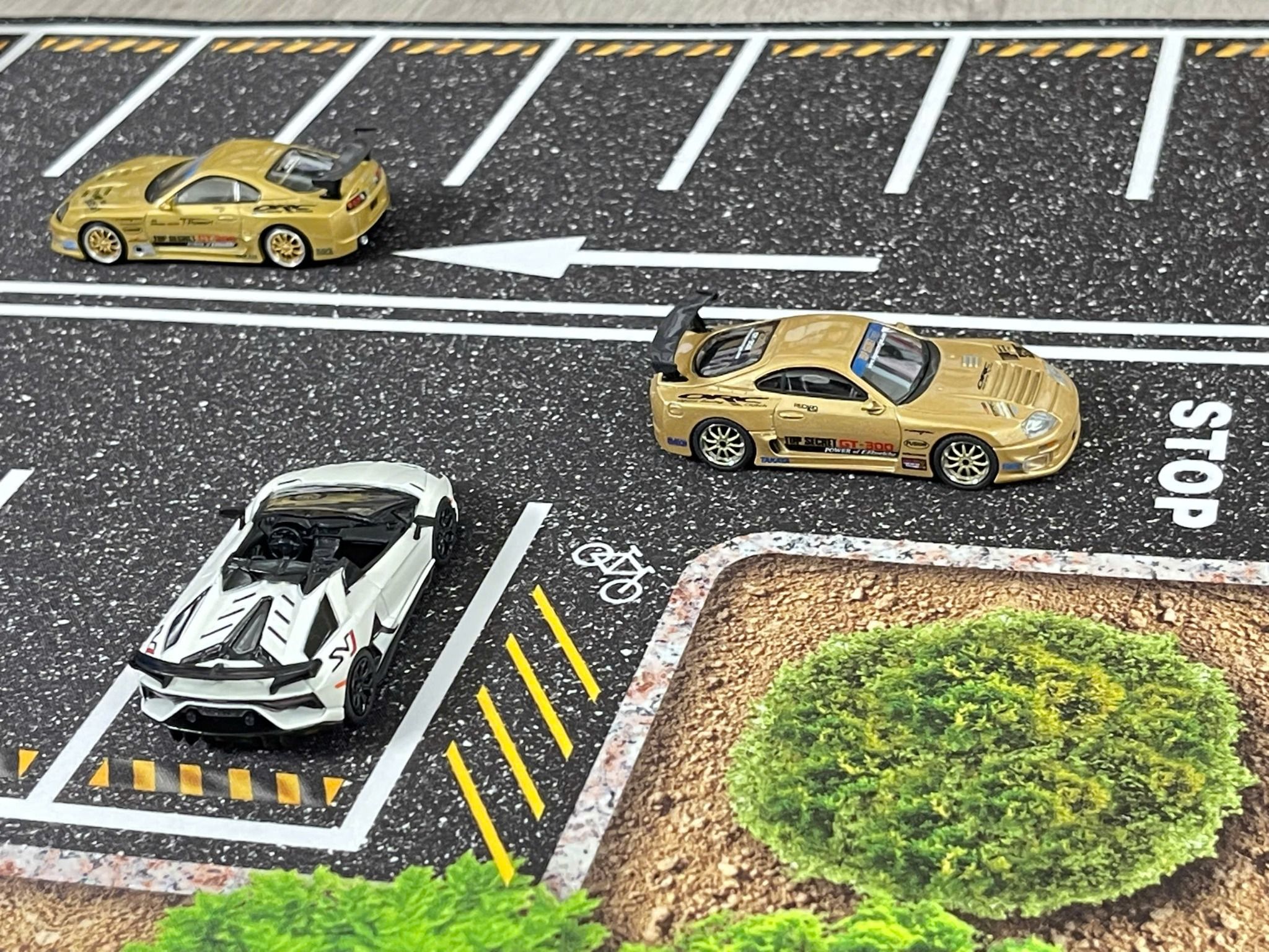  Phụ kiện thảm sa bàn chống trượt mô phỏng diorama bãi đỗ xe/ Parking lot có cây kích thước 90x40cm cho mô hình xe 1:64 Autono1 PT015 