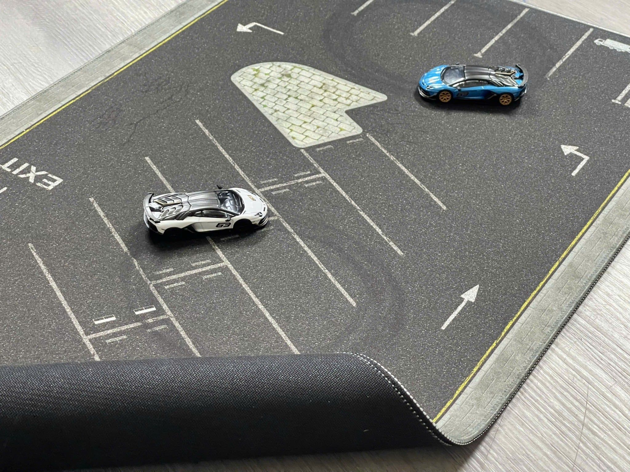  Phụ kiện thảm sa bàn chống trượt mô phỏng diorama bãi đỗ xe kích thước 80x30 cho mô hình xe 1:64 Autono1 PT030 