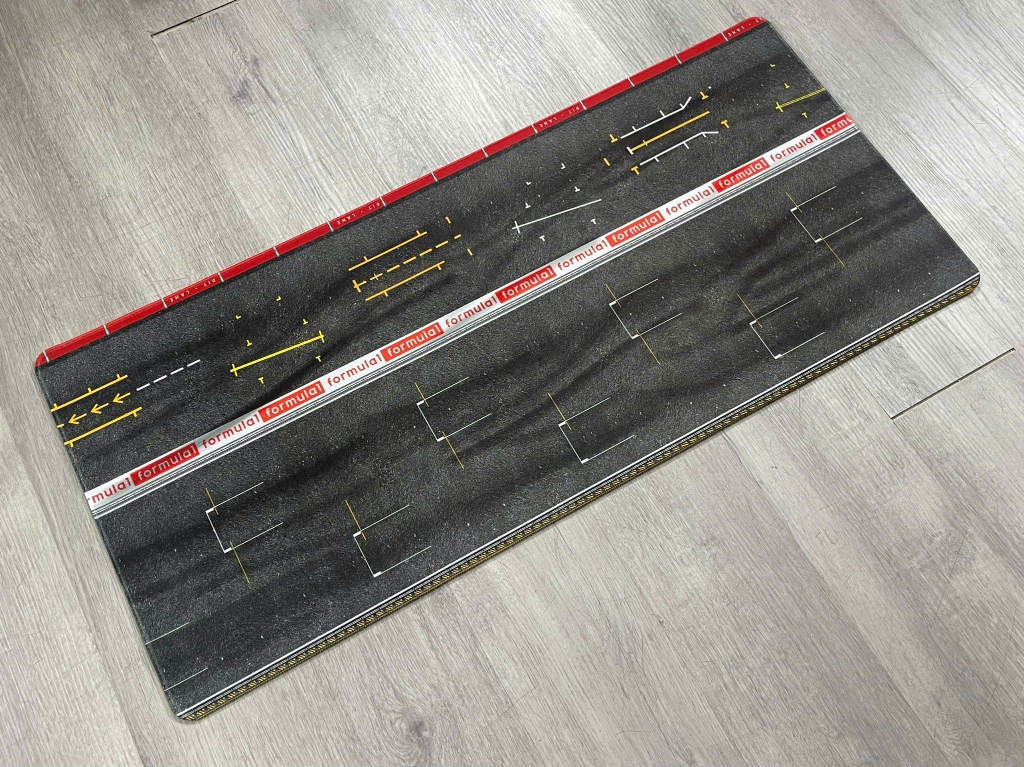  Phụ kiện thảm sa bàn chống trượt mô phỏng diorama đường đua F1 kích thước 90x40 cho mô hình xe 1:64 Autono1 PT031 