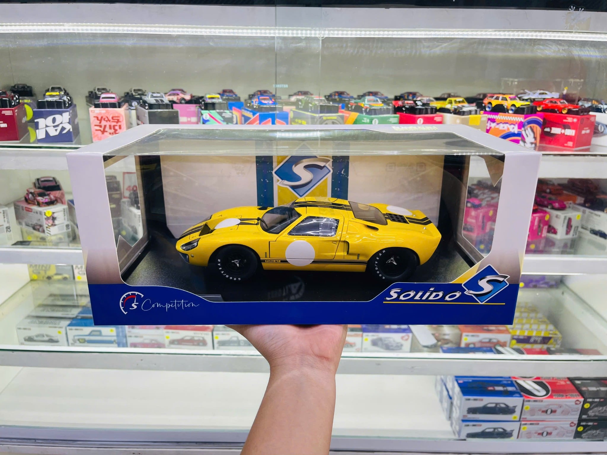  Mô hình xe Ford GT40 MK1 1968 Yellow tỉ lệ 1:18 Solido S1803011 