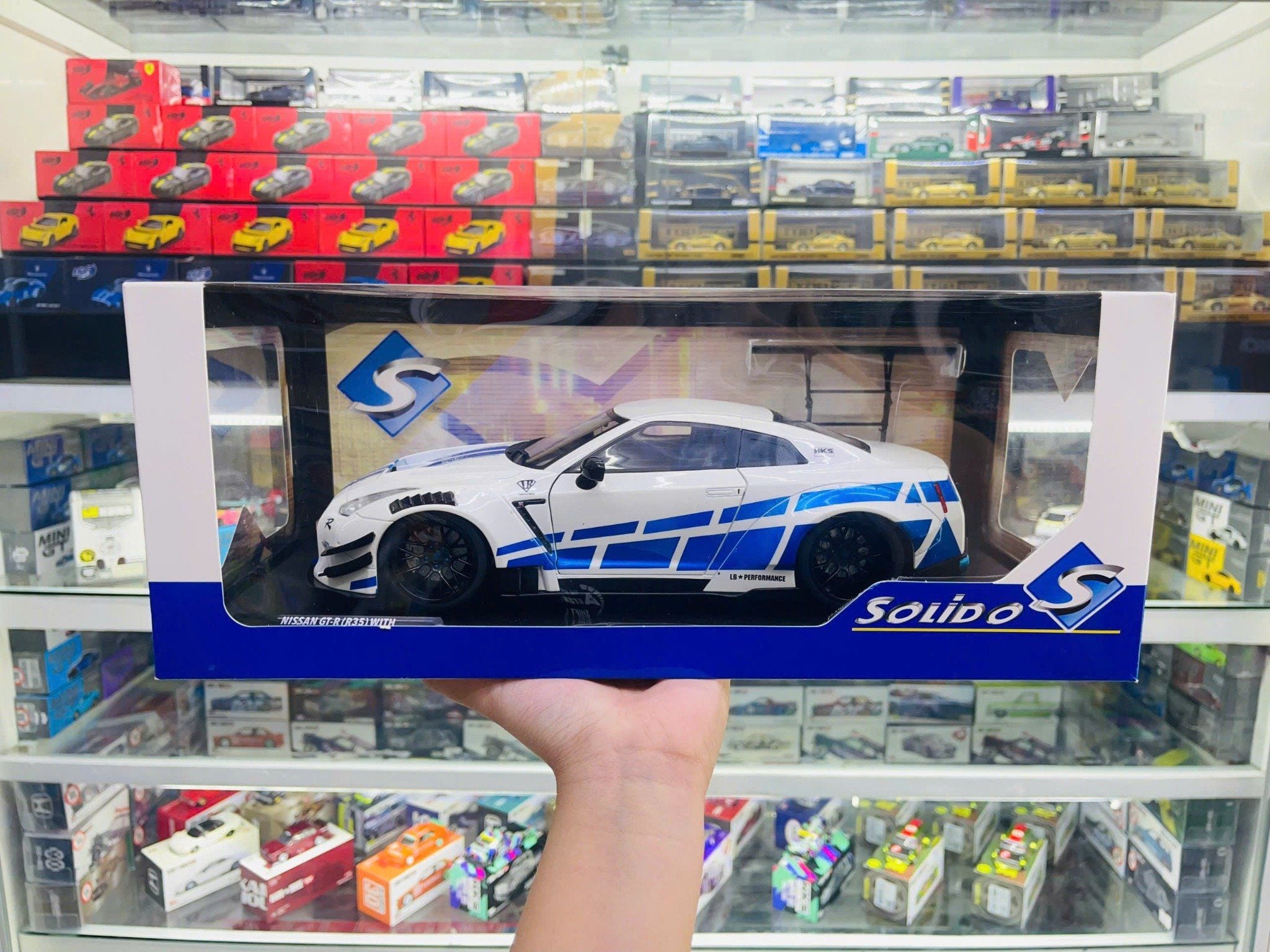  Mô hình xe ô tô Nissan GT-R (R35) LBWK Liberty Walk Body Kit 2.0 White & Blue Stripes 2024 tỉ lệ 1:18 Solido model S1805816 