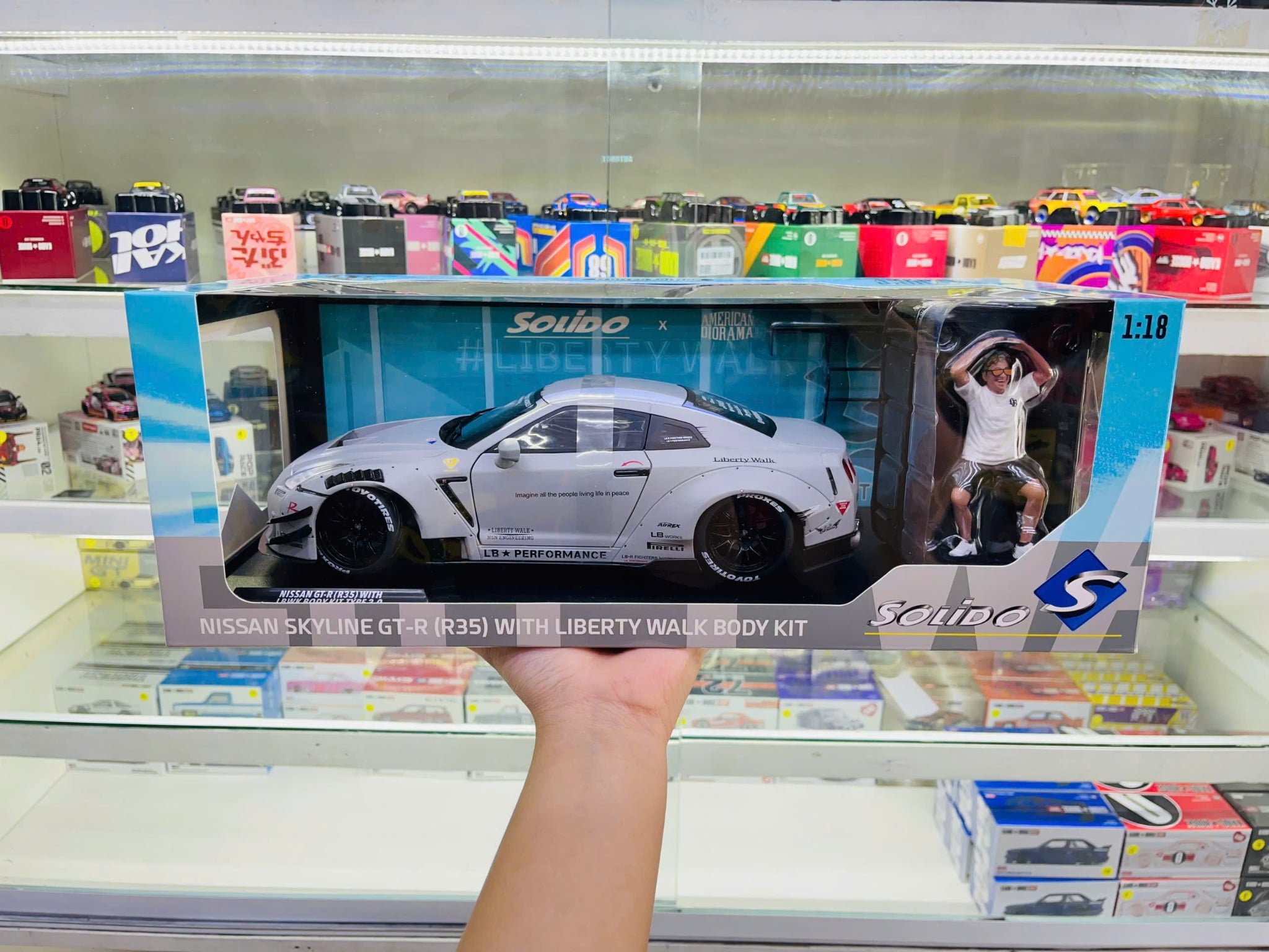  Mô hình xe NISSAN GT-R (R35) W/ LIBERTY WALK BODY KIT TYPE 2.0 GREY tỉ lệ 1:18 Solido x American Diorama S1805821 
