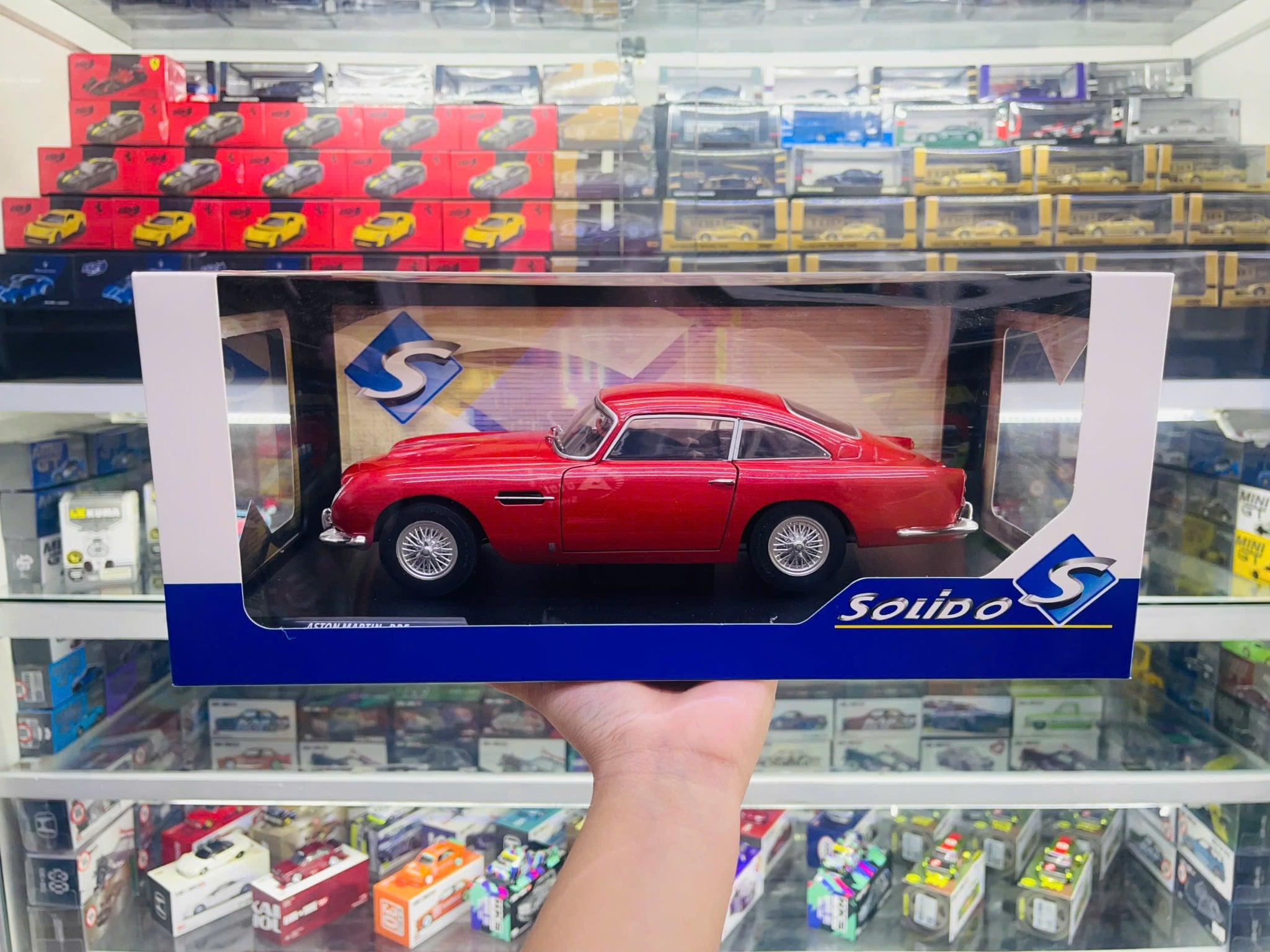  Mô hình xe ô tô Aston Martin DB5 Metallic red tỉ lệ 1:18 Solido model S1807103 