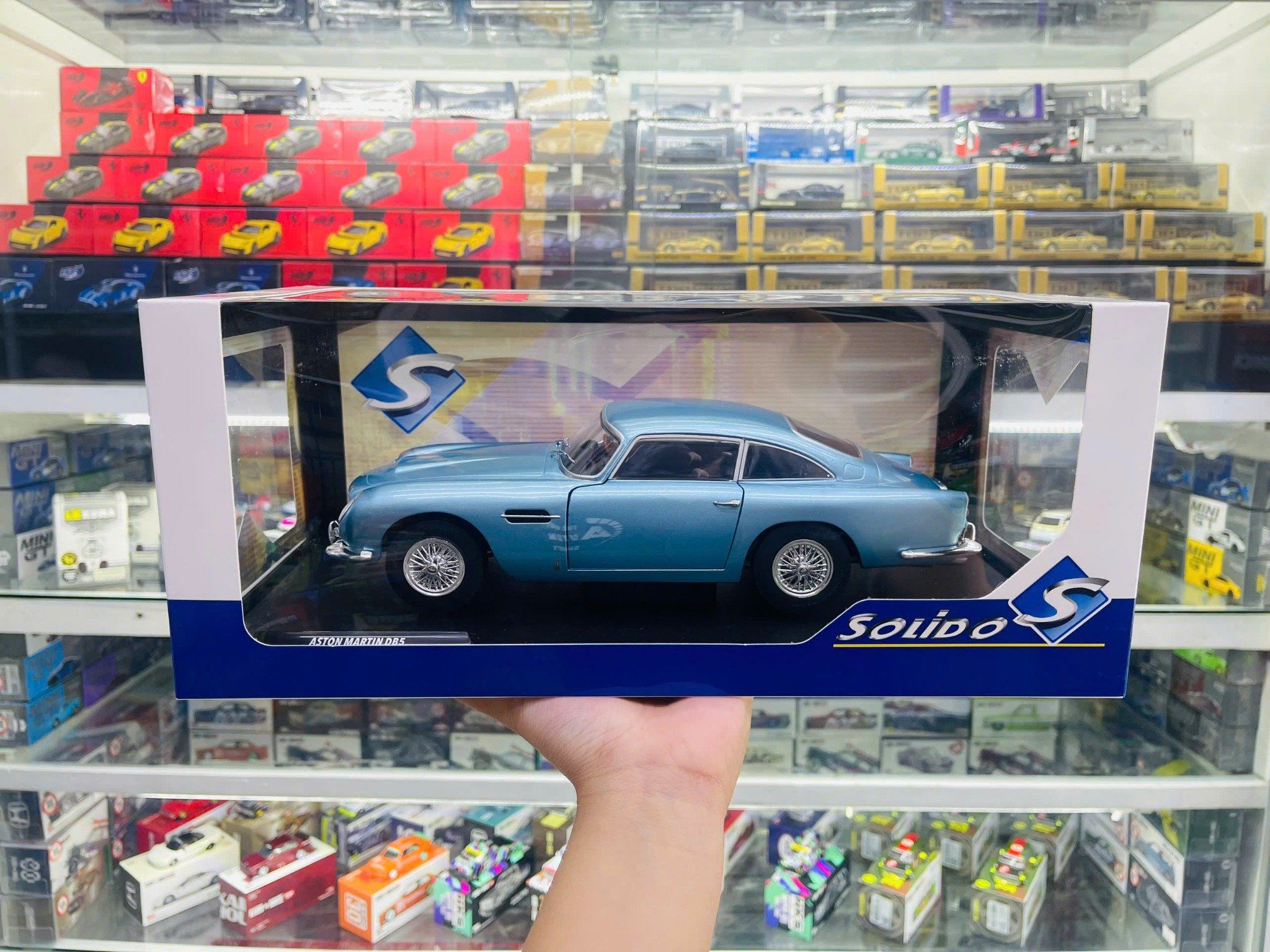  Mô hình xe ô tô Aston Martin DB5 Light Metallic Blue 1964 tỉ lệ 1:18 Solido model S1807104 