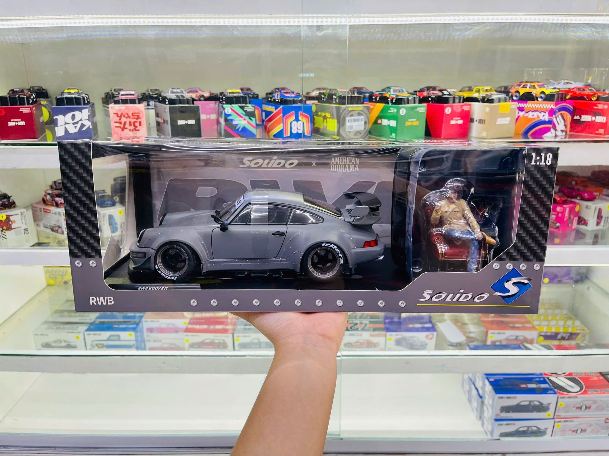  Mô hình xe RWB Body Kit Nardo Grey With 1/18 Akira Nakai Figure tỉ lệ 1:18 Solido x American Diorama S1807517 