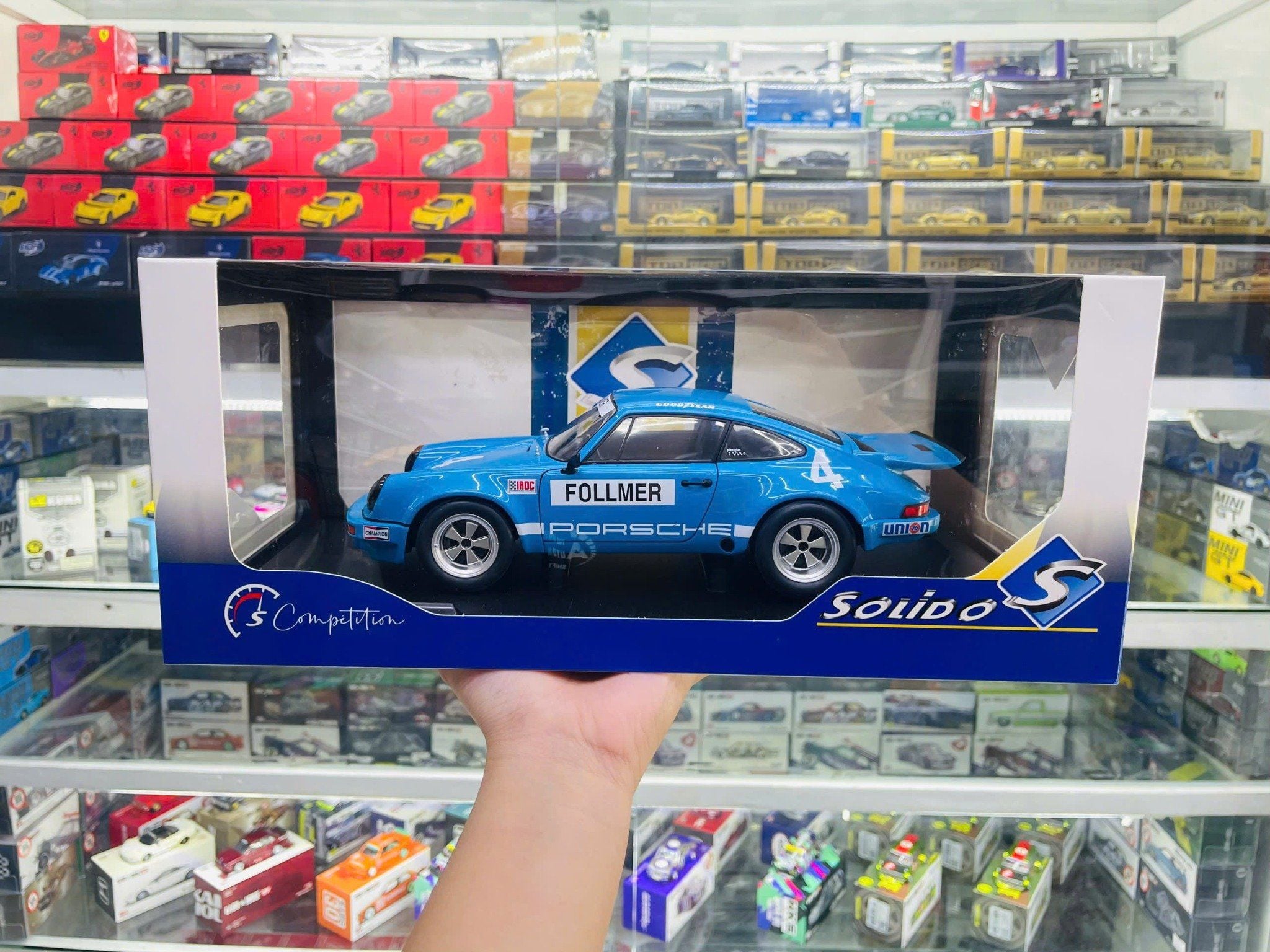  Mô hình xe ô tô Porsche 911 ROC - IROC Riverside 1974 #4 Follmer tỉ lệ 1:18 Solido model S1810702 