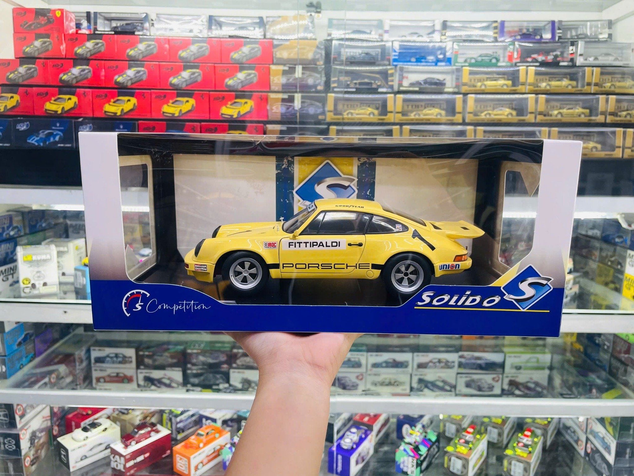  Mô hình xe ô tô Porsche 911 ROC - IROC Riverside 1974 #1 Fittipaldi tỉ lệ 1:18 Solido model S1810703 