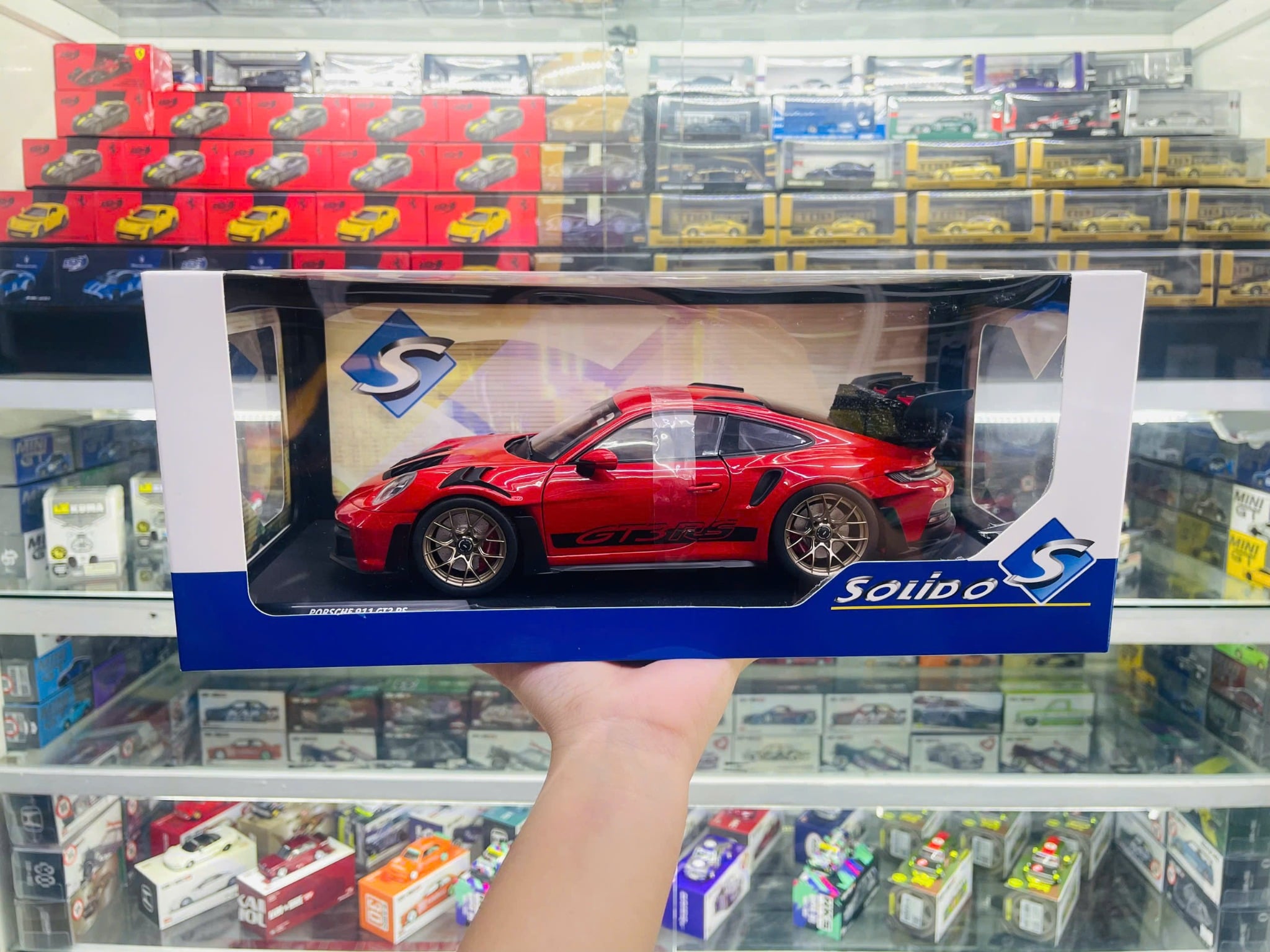  Mô hình xe ô tô Porsche 911 GT3 RS Guards red 2024 tỉ lệ 1:18 Solido Model S1812101 