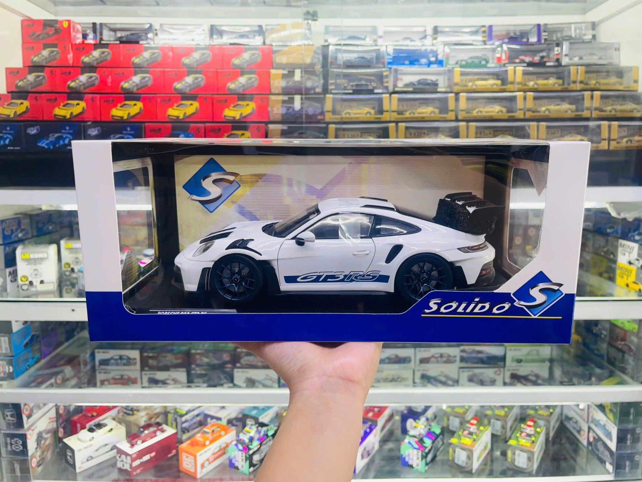  Mô hình xe ô tô Porsche 911 GT3 RS white with blue stripes – 2024 tỉ lệ 1:18 Solido model S1812102 