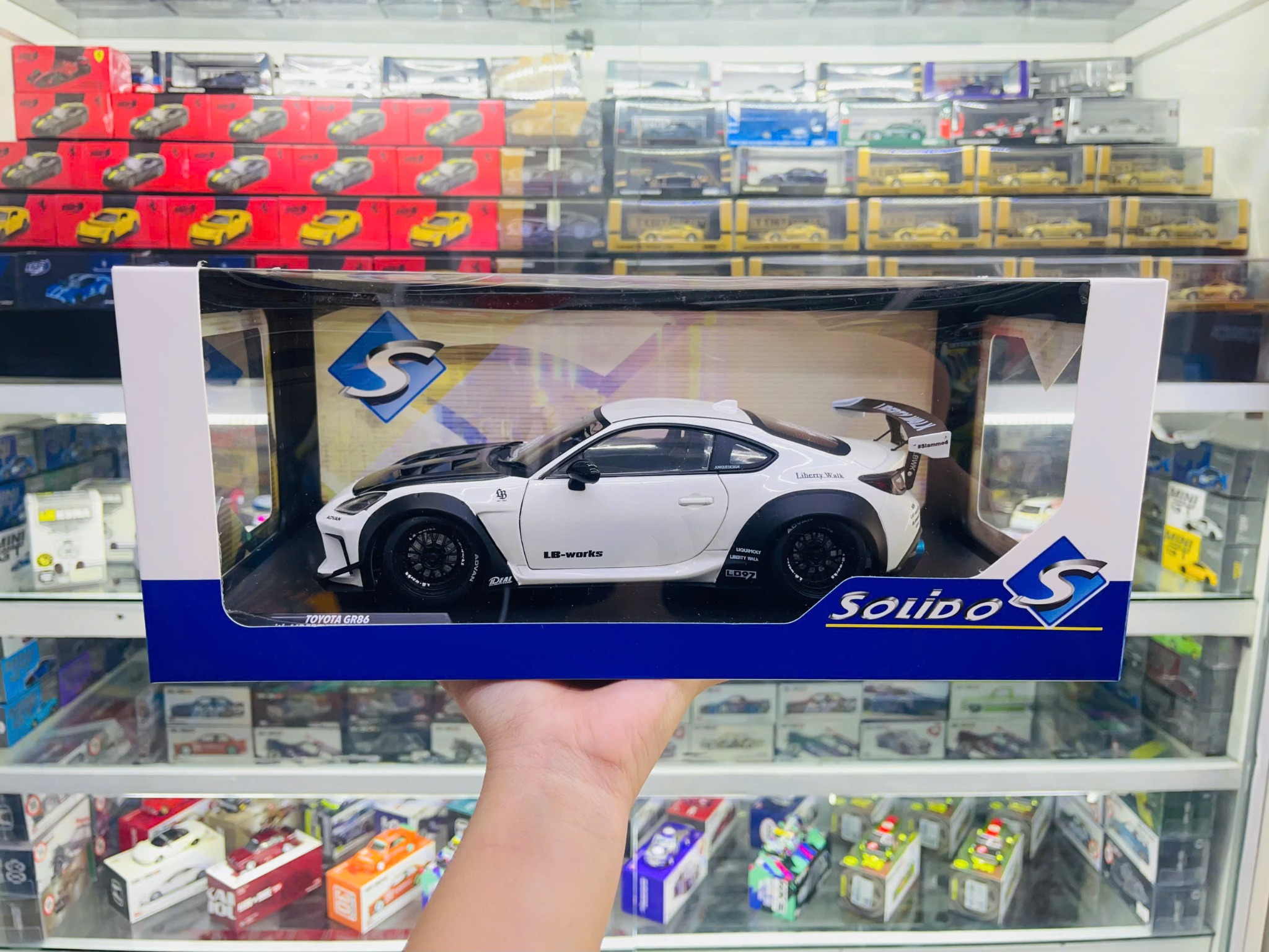  Mô hình xe ô tô Toyota GR86 LBWK Liberty Walk Body Kit white pearl tỉ lệ 1:18 Solido model S1813602 