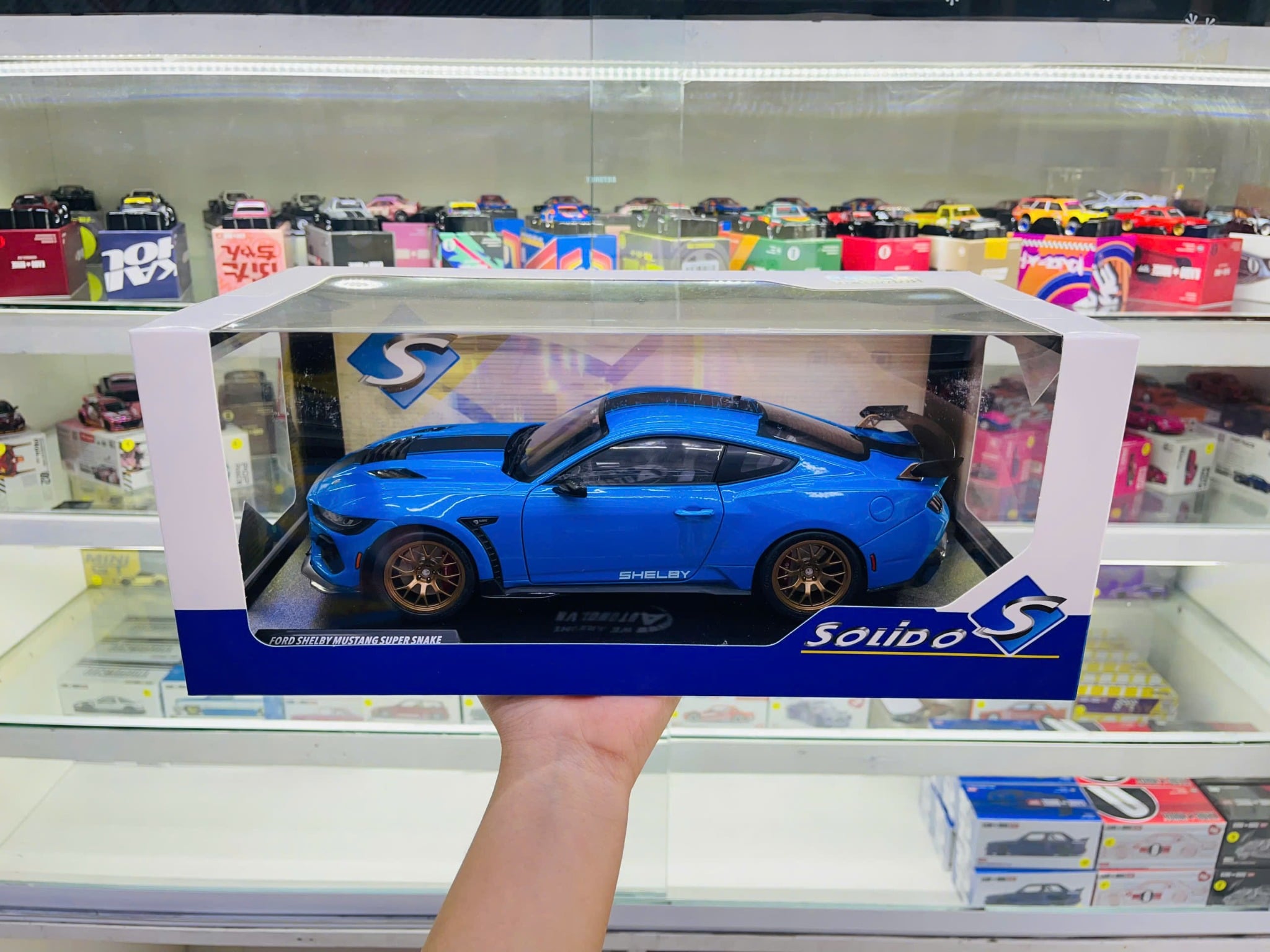  Mô hình xe Ford Shelby Mustang Super Snake 2025 Blue tỉ lệ 1:18 Solido S1813802 