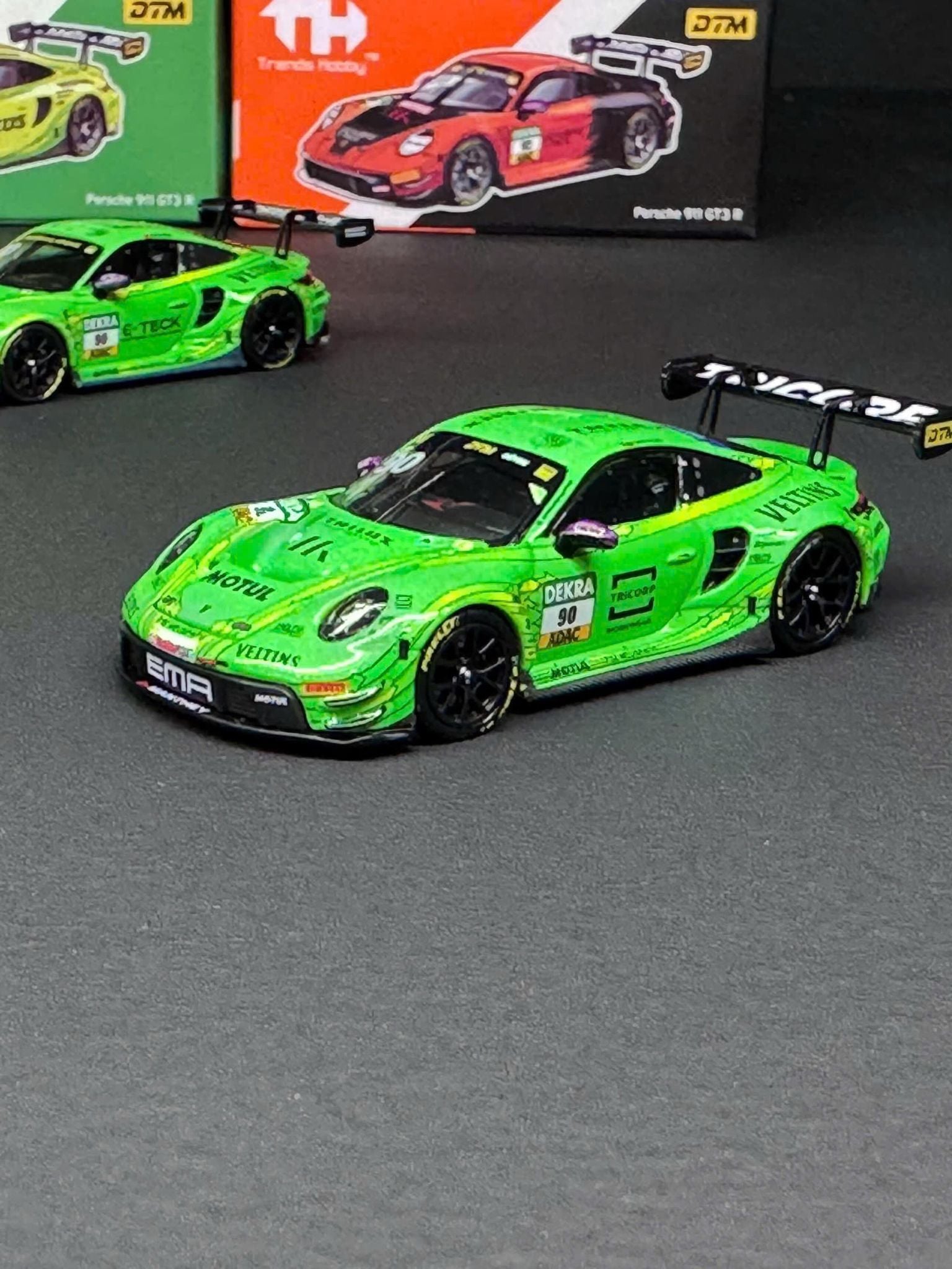  Mô hình xe Porsche 911 GT3 R DTM 2025 #90 tỉ lệ 1:64 Trends Hobby 241084E 