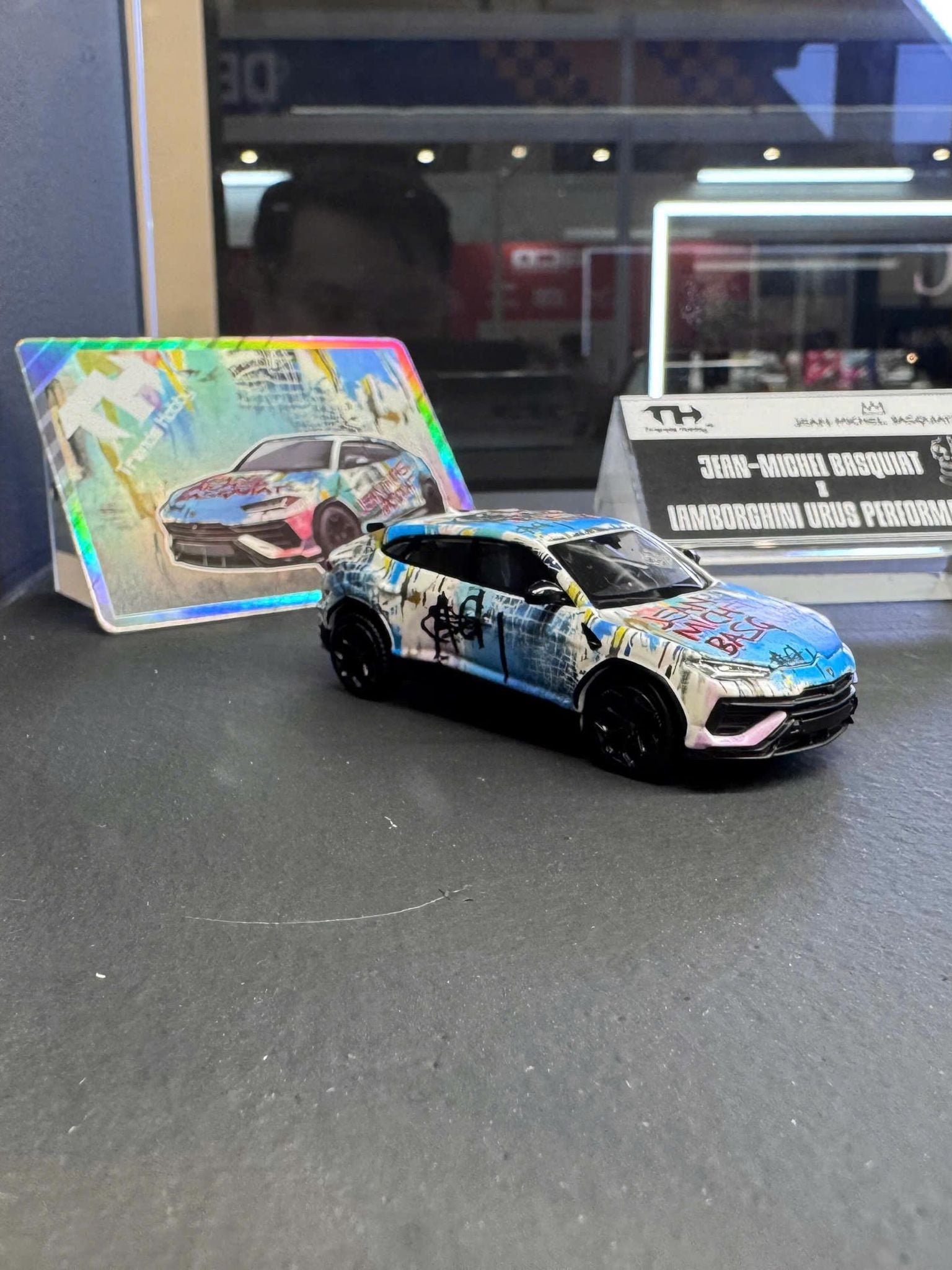  Mô hình xe Lamborghini Urus Performante X Jean-Michel Basquiat Matt white card tỉ lệ 1:64 trends Hobby 241094 