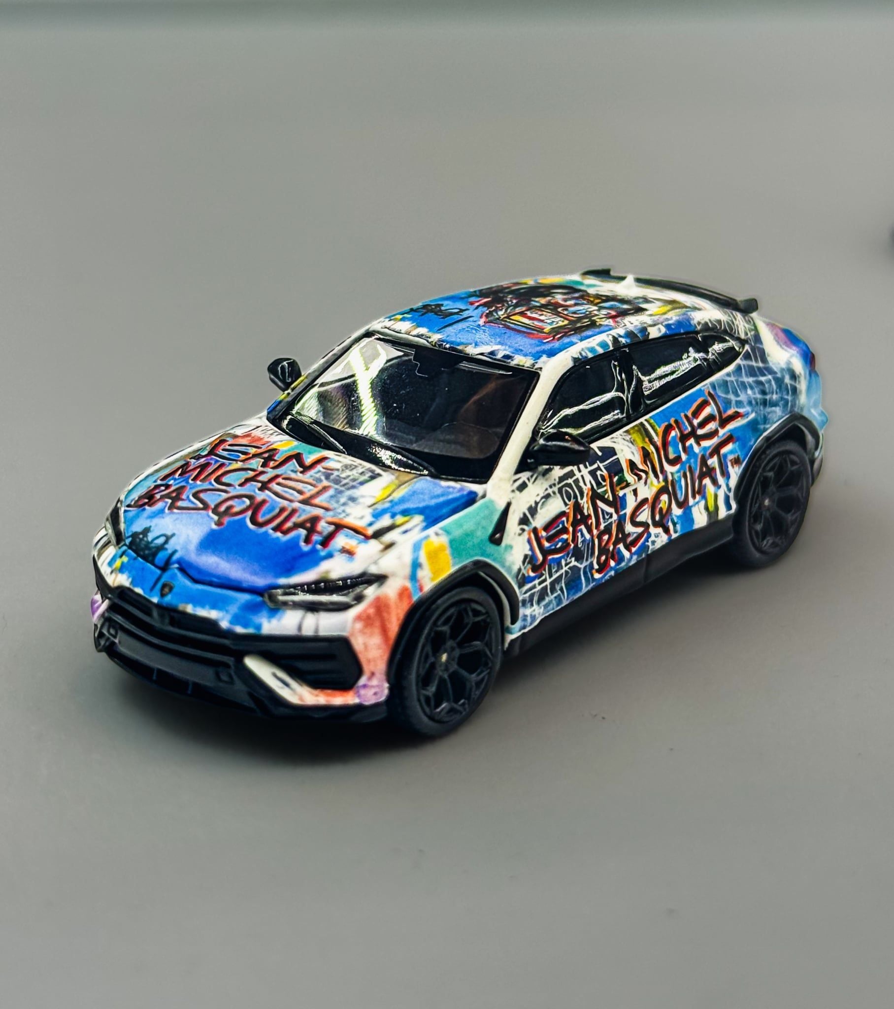  Mô hình xe Lamborghini Urus Performante X Jean-Michel Basquiat Matt white card tỉ lệ 1:64 trends Hobby 241094 