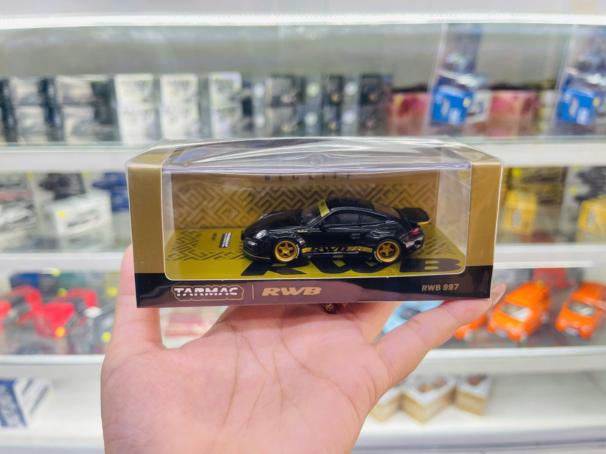  Mô hình xe Porsche RWB 997, Black tỉ lệ 1:64 Tarmac Works T64-TL057-BK 