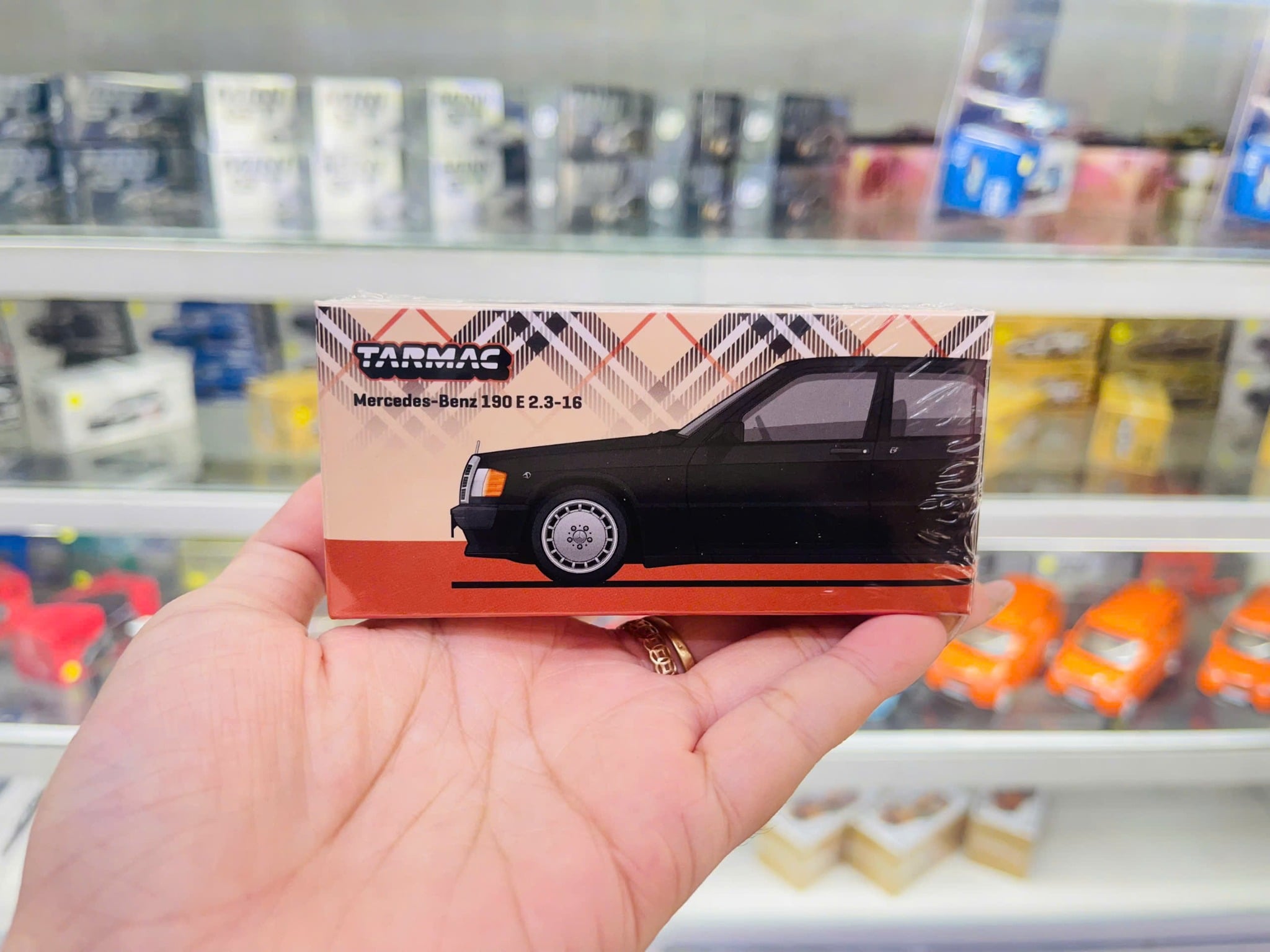  Mô hình xe Mercedes-Benz 190 E 2.3-16 Blue-Black metallic tỉ lệ 1:64 Tarmac Works T64G-047-BK 