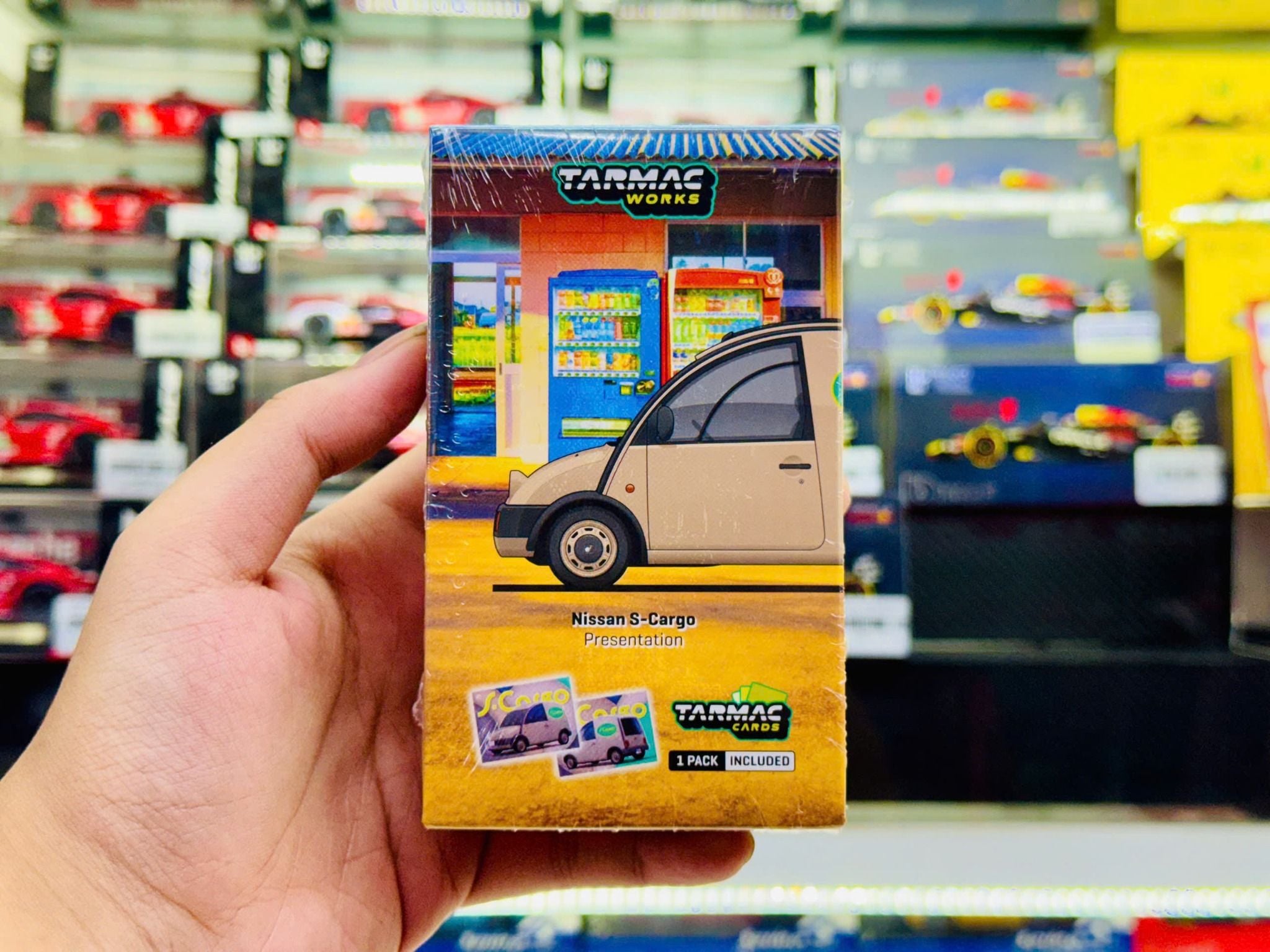  Mô hình xe Nissan S-Cargo Presentation, White Model Car + Trading Cards Combo Set tỉ lệ 1:64 Tarmac Works T64G-073-PRE 