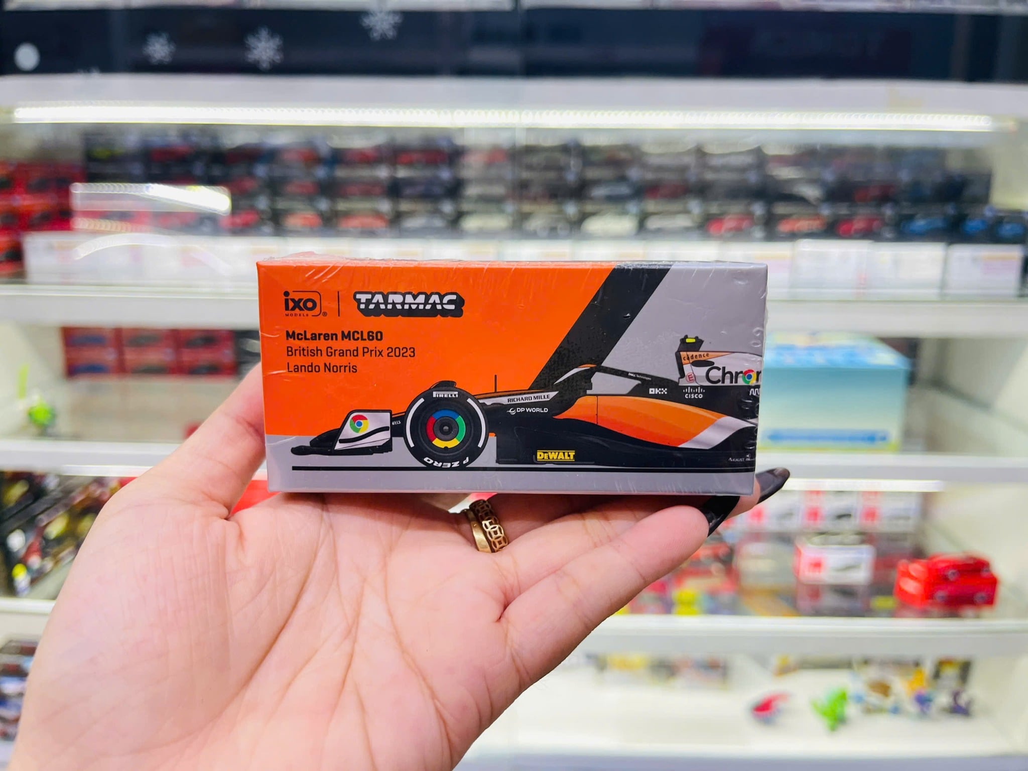  Mô hình xe McLaren MCL60 British Grand Prix 2023 Lando Norris tỉ lệ 1:64 Tarmac T64G-F070-LN2 