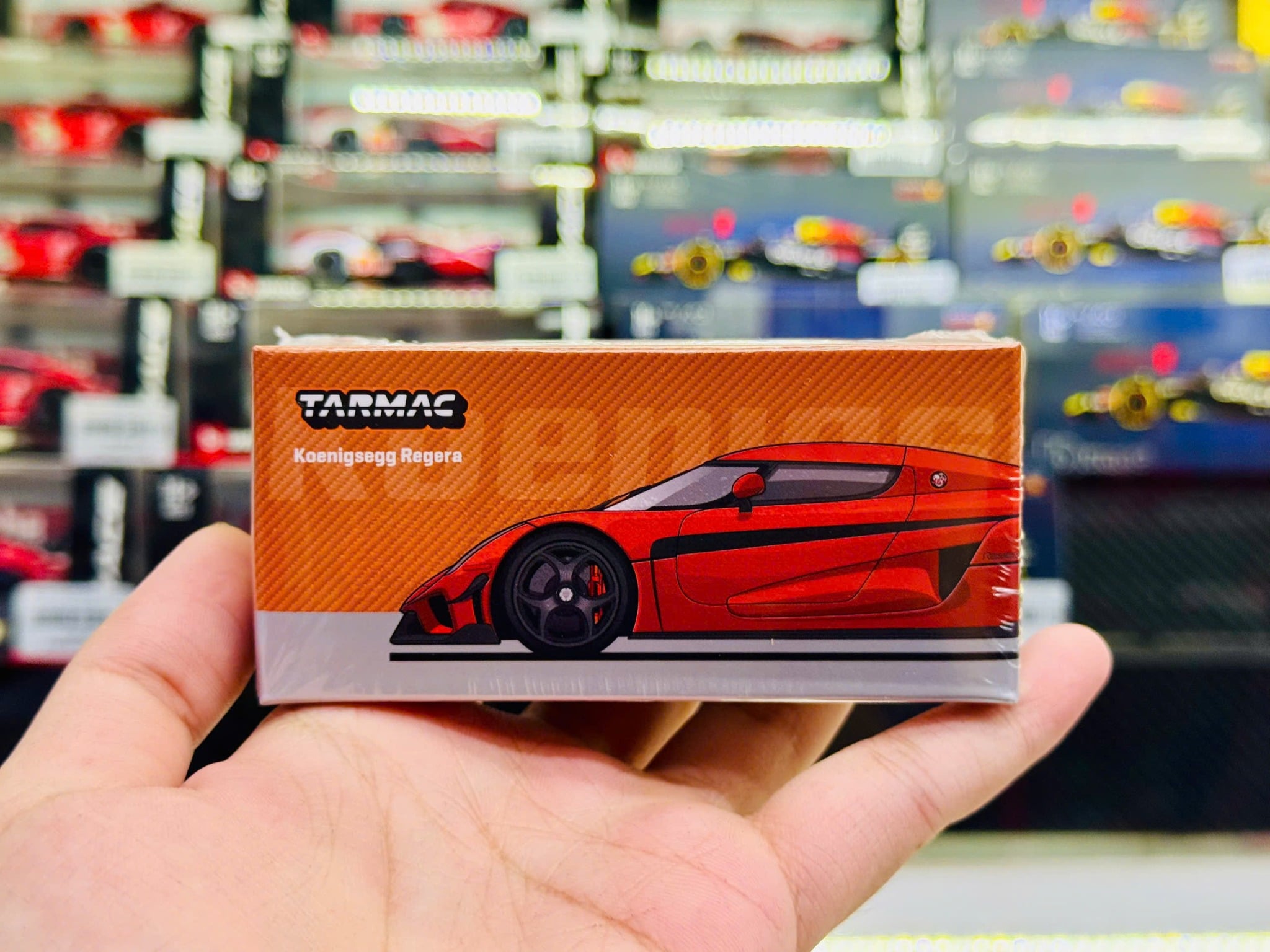  Mô hình xe Koenigsegg Regera, Orange Metallic / Black Stripes tỉ lệ 1:64 Tarmac Works T64G-TL017-OR 