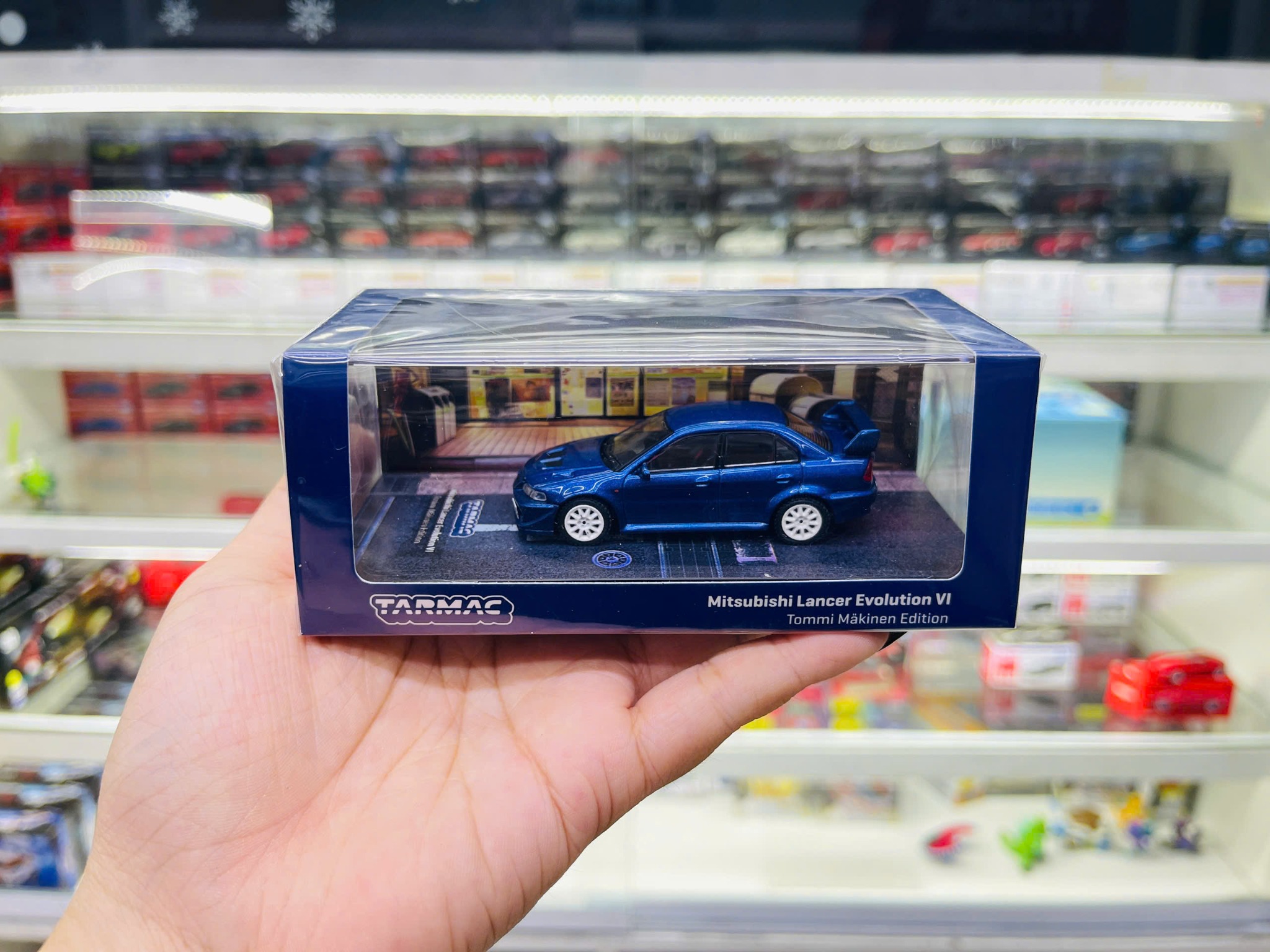  Mô hình xe Mitsubishi Lancer Evolution VI Tommi Mäkinen Edition Blue tỉ lệ 1:64 Tarmac Works T64RR-021-TMEB 