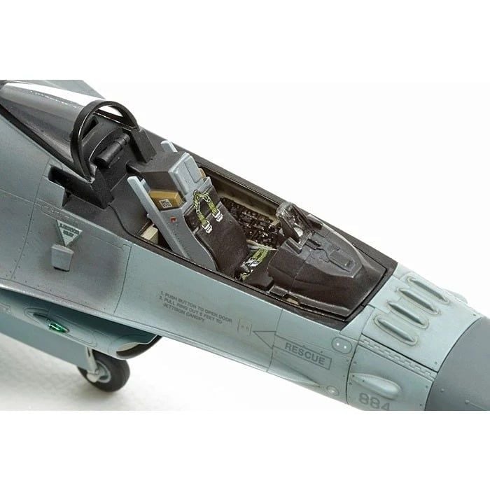  Mô hình lắp ráp máy bay LOCKHEED MARTIN F-16CJ [BLOCK50] FIGHTING FALCON tỉ lệ 1:72 Tamiya 60786 