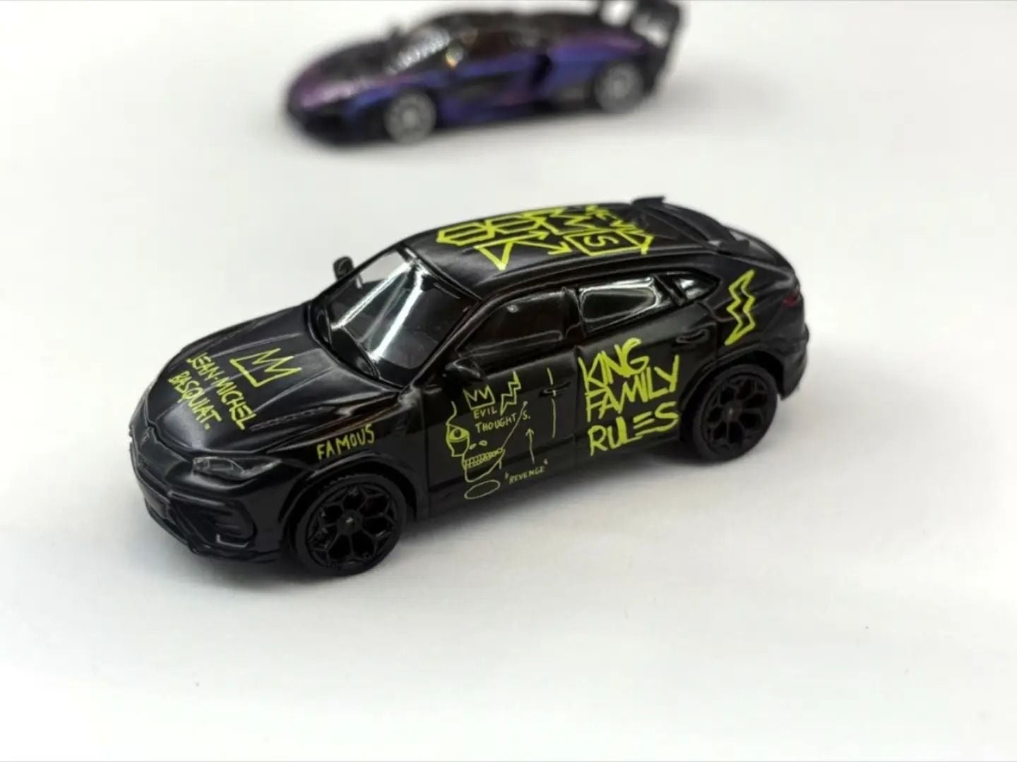  Mô hình xe Lamborghini Urus Performante X Jean-Michel Basquiat Matt Black Card tỉ lệ 1:64 trends Hobby 241094 