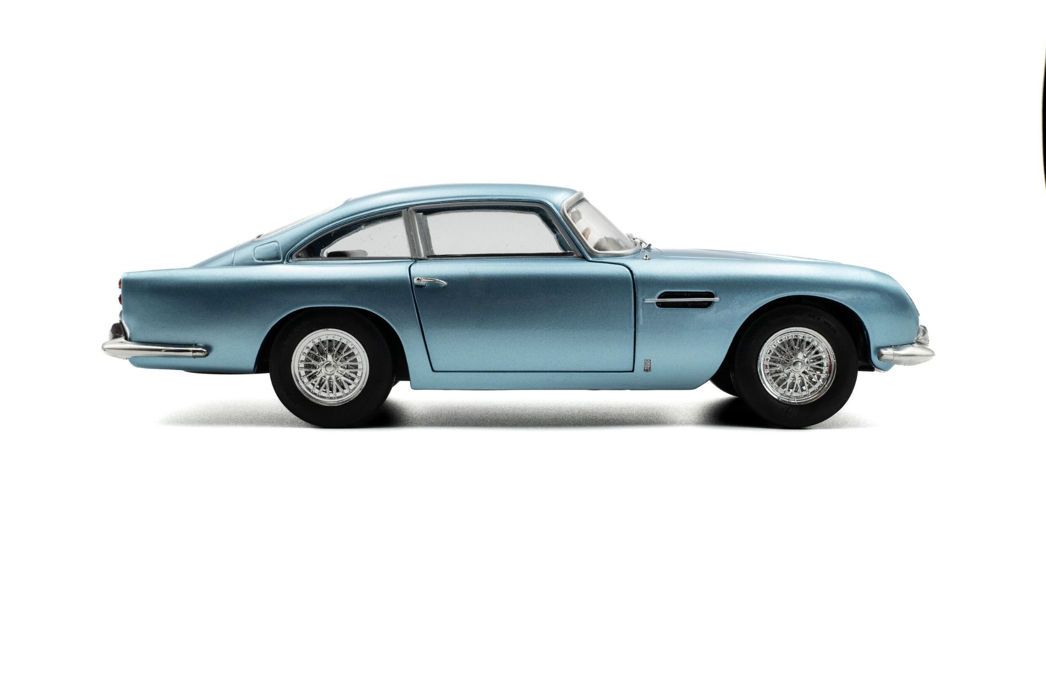  Mô hình xe ô tô Aston Martin DB5 Light Metallic Blue 1964 tỉ lệ 1:18 Solido model S1807104 
