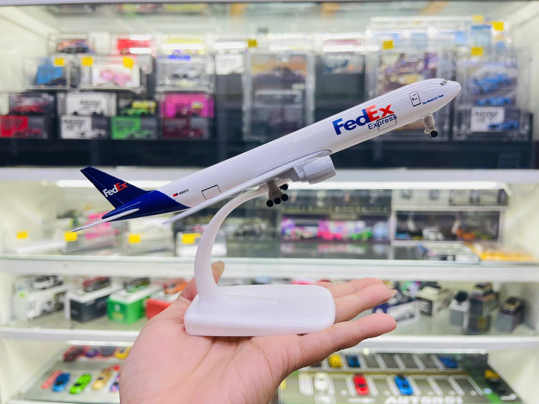  Mô hình máy bay vận tải Fedex B777 có bánh xe kích thước 20cm MB20143 