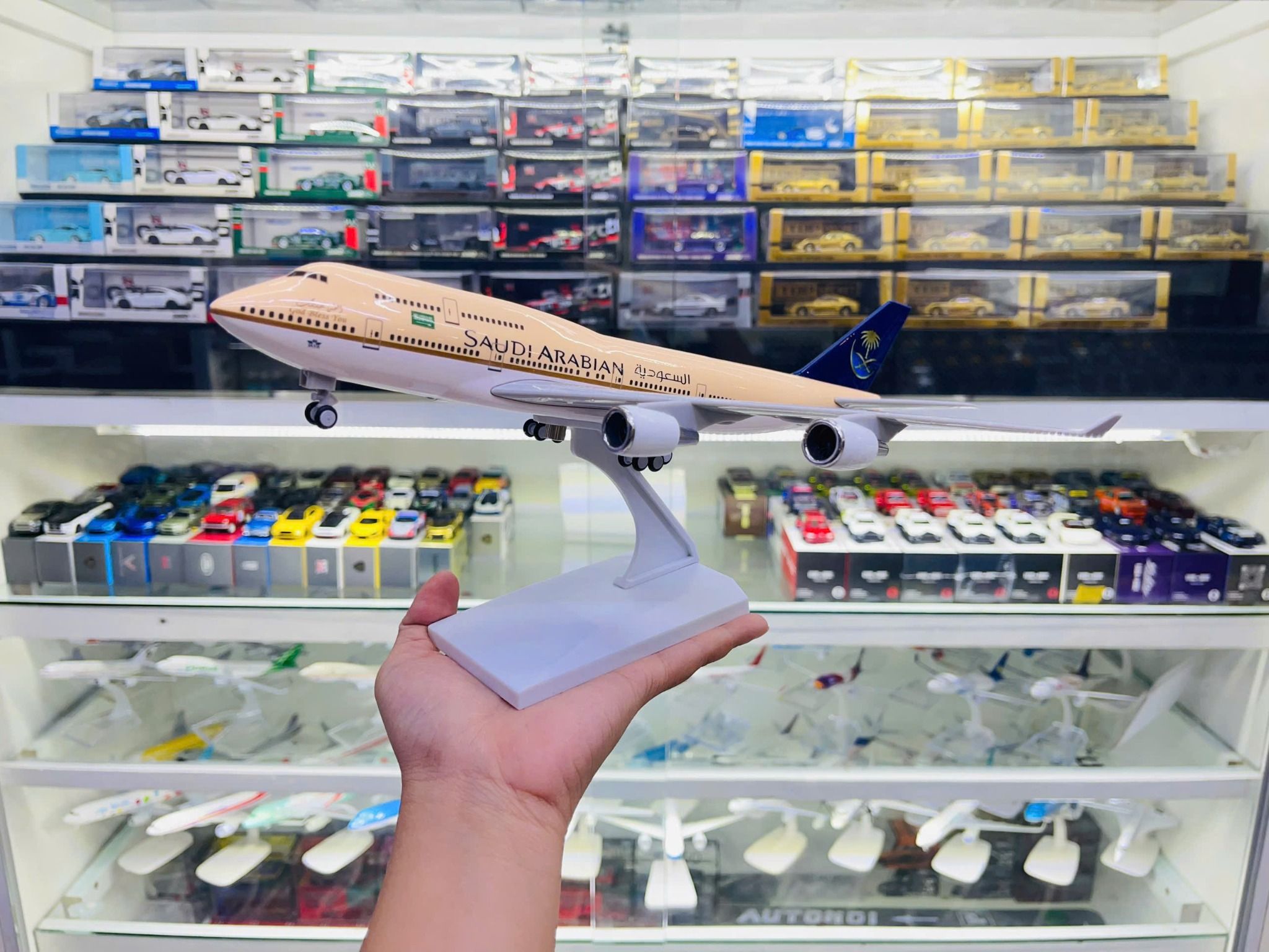  Mô hình máy bay Saudi Arabia Airlines Boeing B747 30cm MB30027 