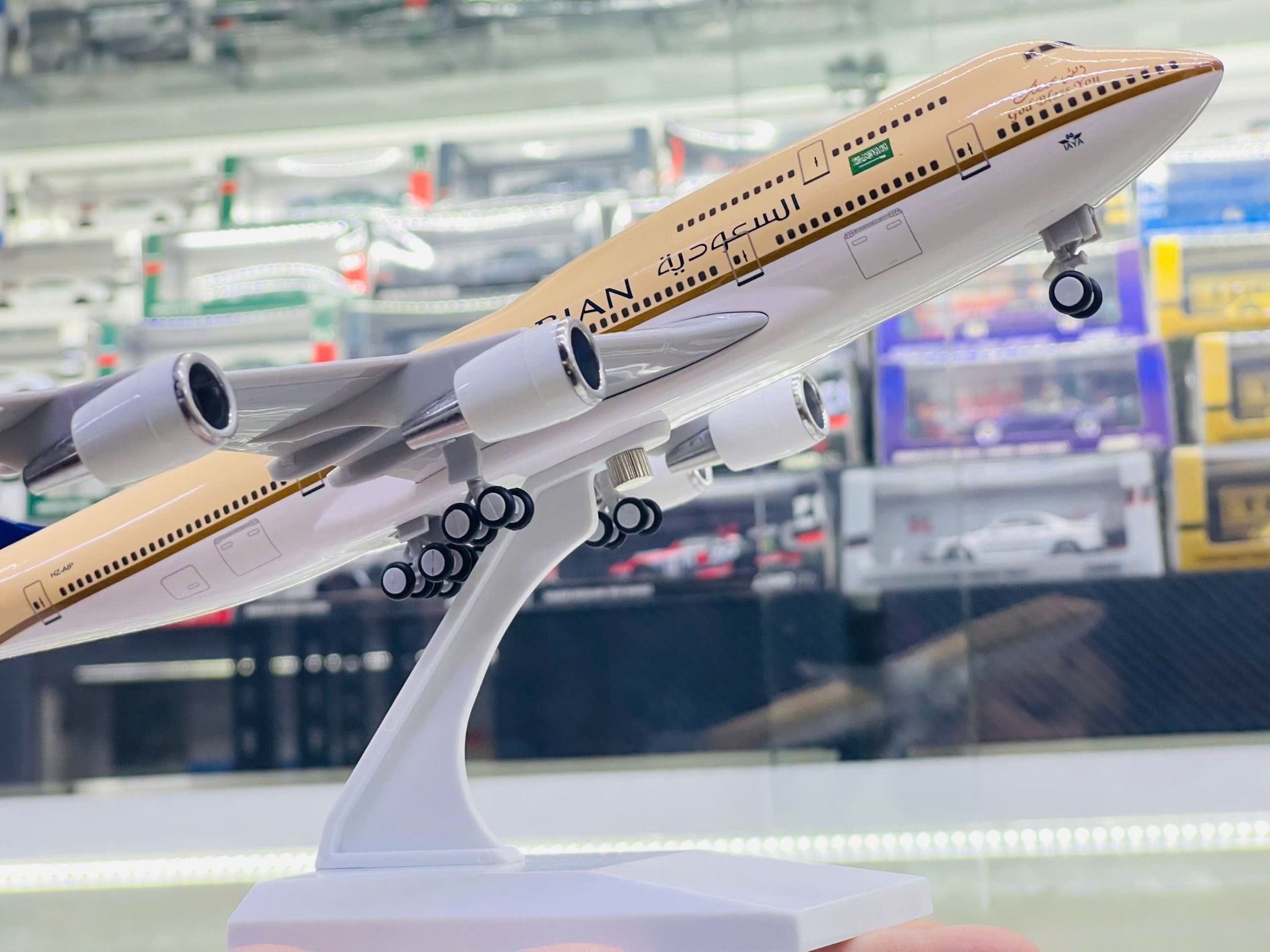  Mô hình máy bay Saudi Arabia Airlines Boeing B747 30cm MB30027 