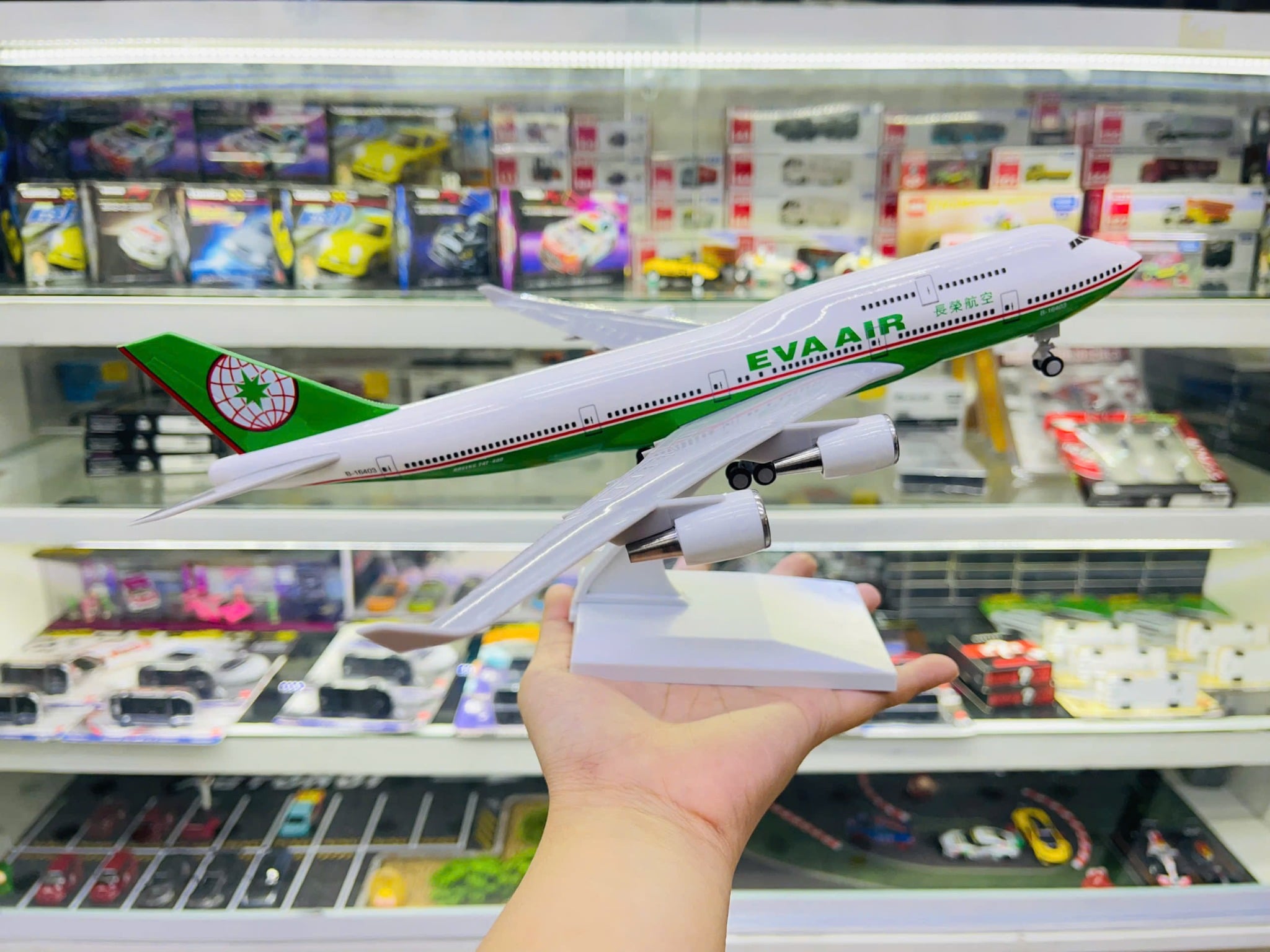  Mô hình máy bay EVA Air Boeing B747 30cm MB30023 