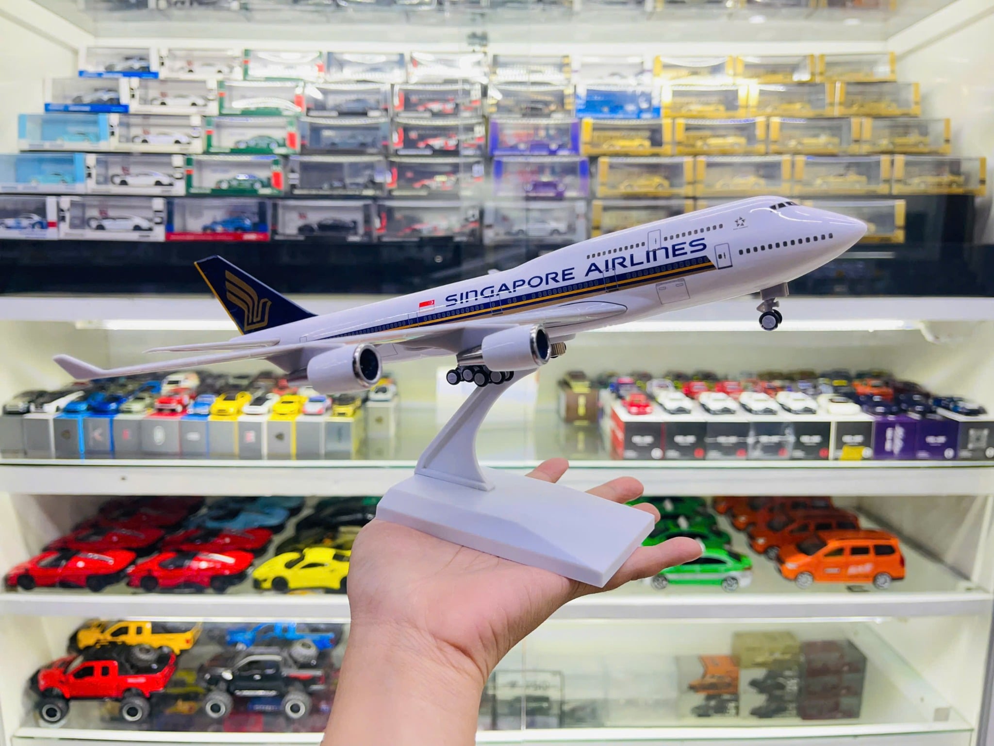  Mô hình máy bay Singapore Airlines Boeing B747 30cm MB30026 