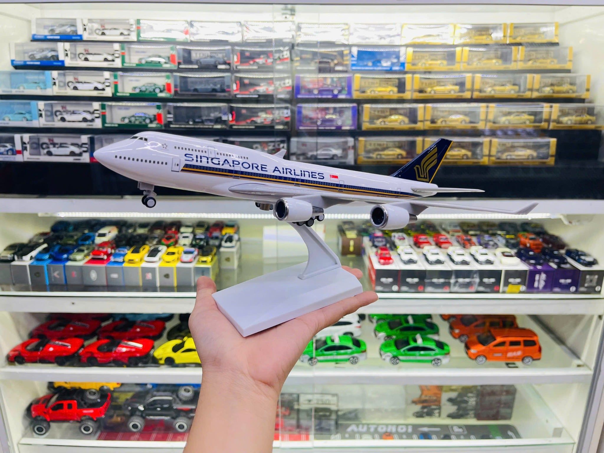  Mô hình máy bay Singapore Airlines Boeing B747 30cm MB30026 