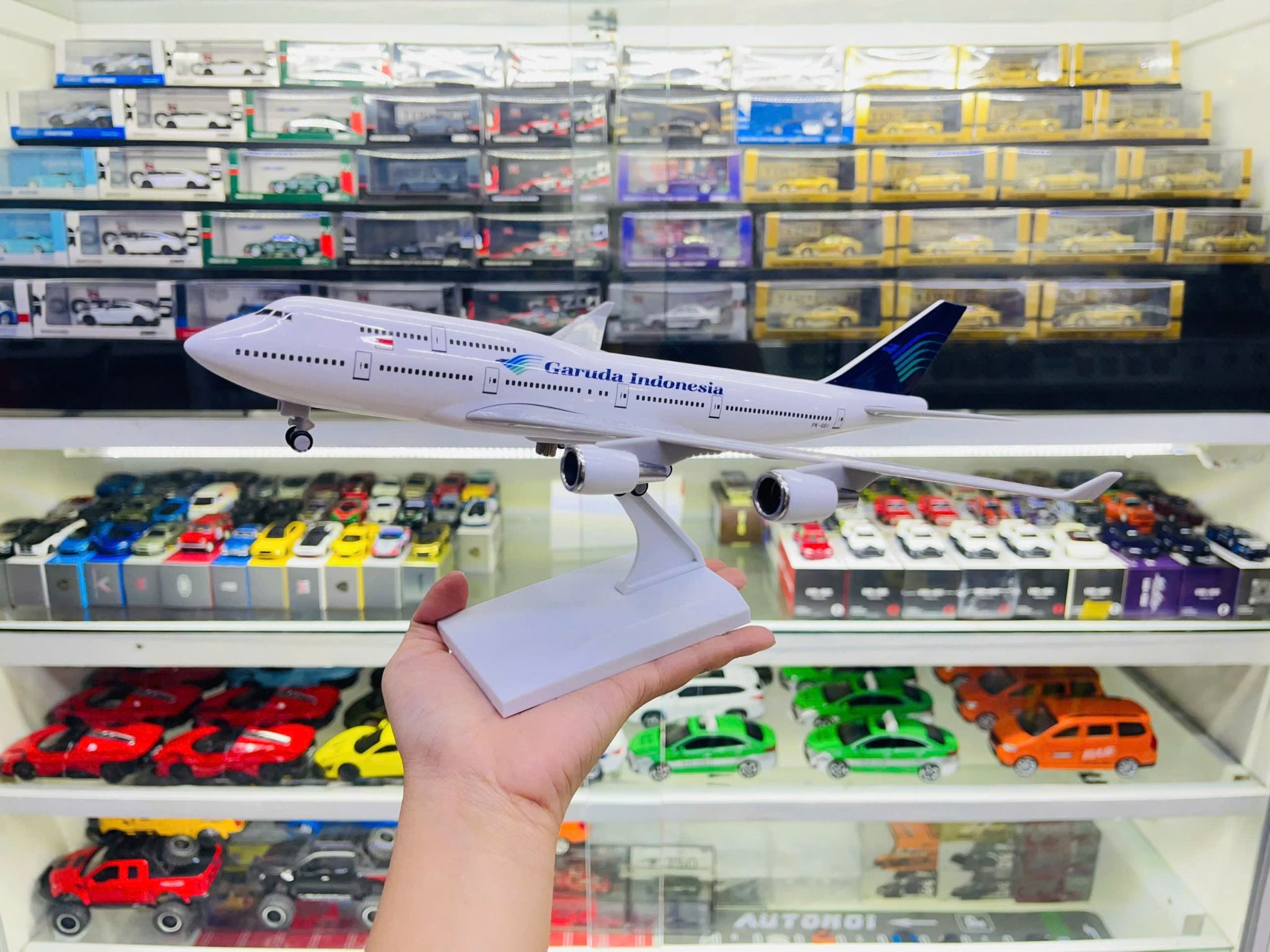  Mô hình máy bay Garuda Indonesia Boeing B747 30cm MB30029 